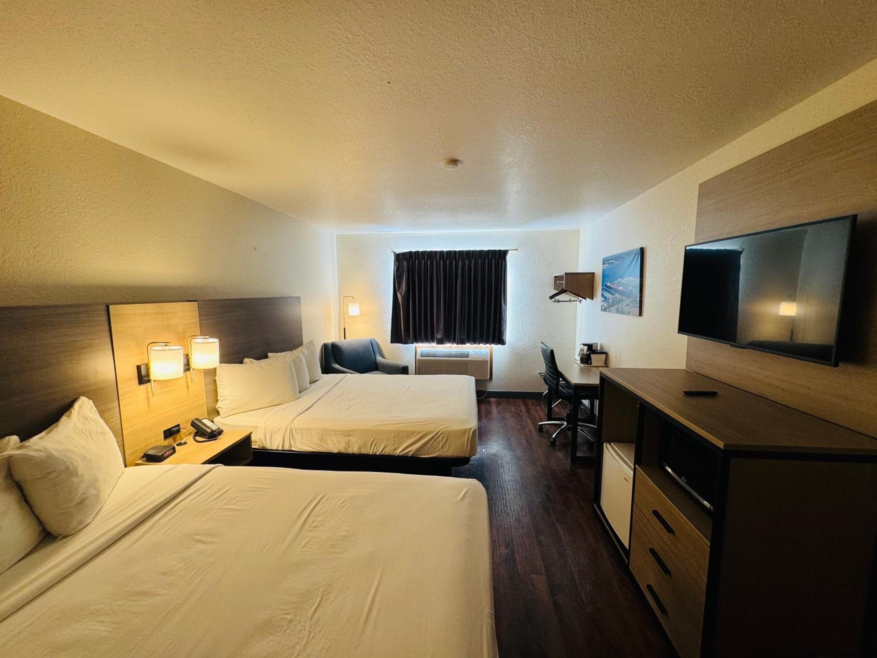 Queen Room with Two Queen Beds - Non-Smoking - Photo 2