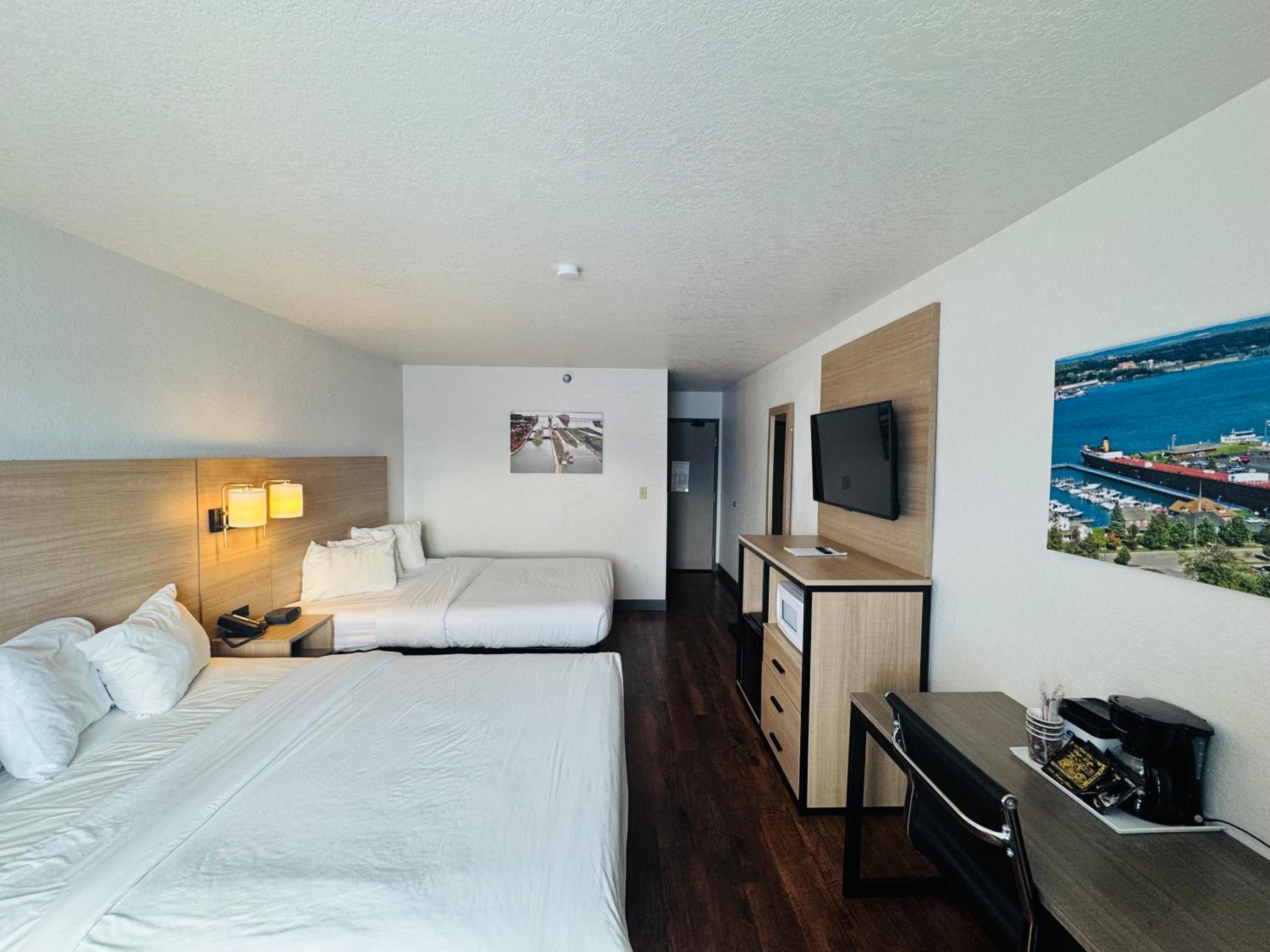 Queen Room with Two Queen Beds - Non-Smoking - Photo 5