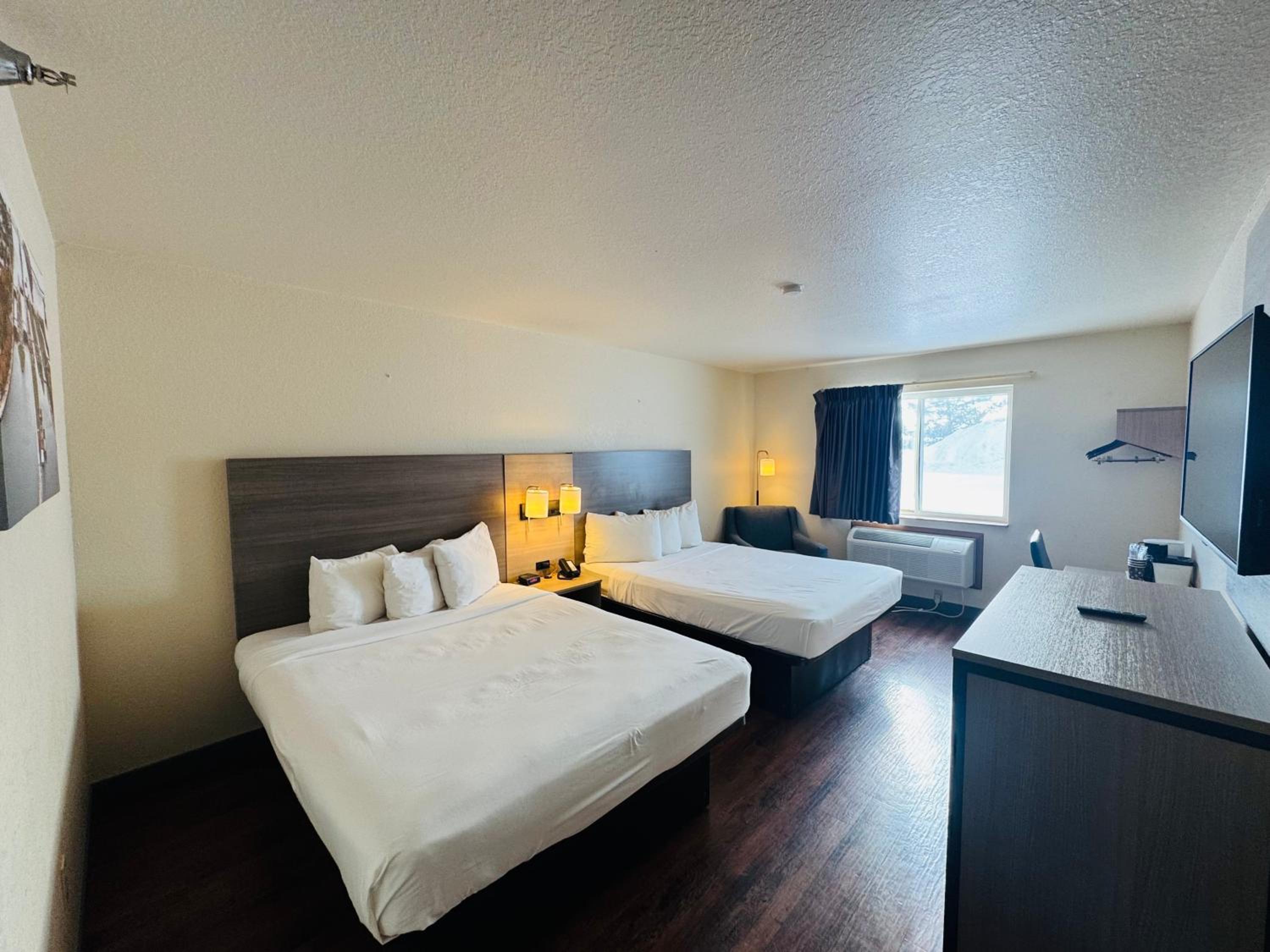 Queen Room with Two Queen Beds - Non-Smoking - Photo 4