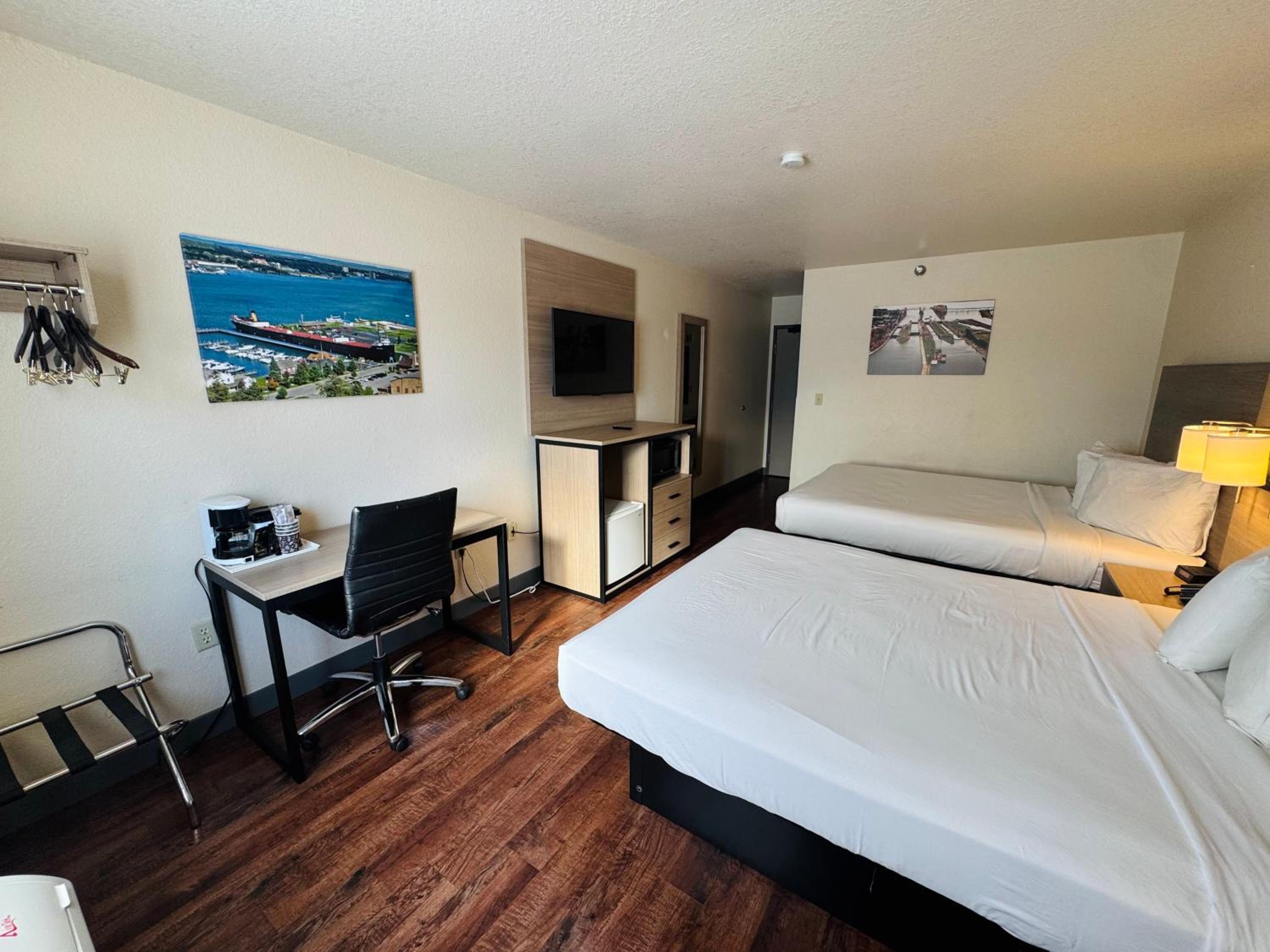 Queen Room with Two Queen Beds - Non-Smoking - Photo 1