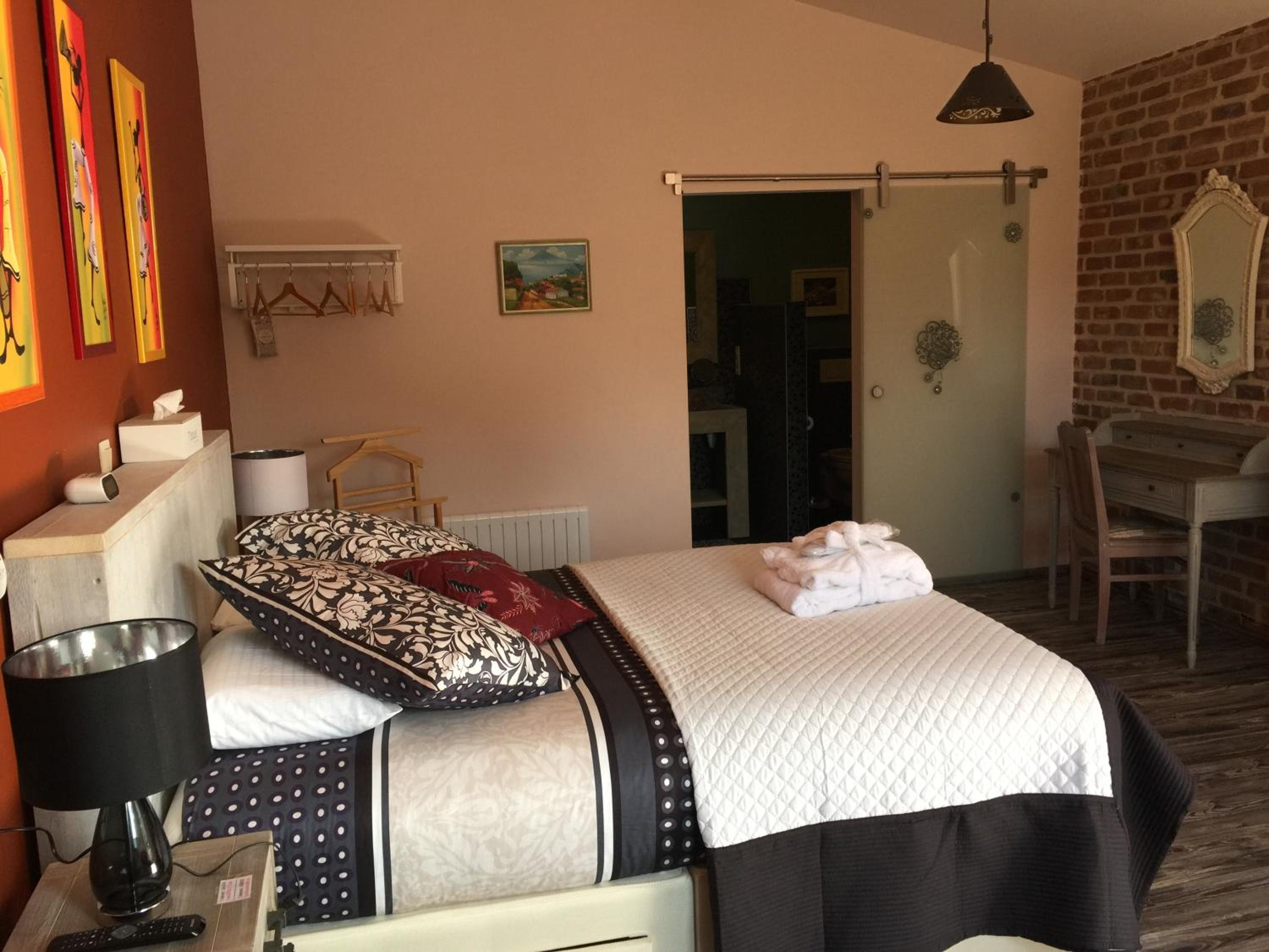 Double Room with Shower - Photo 5
