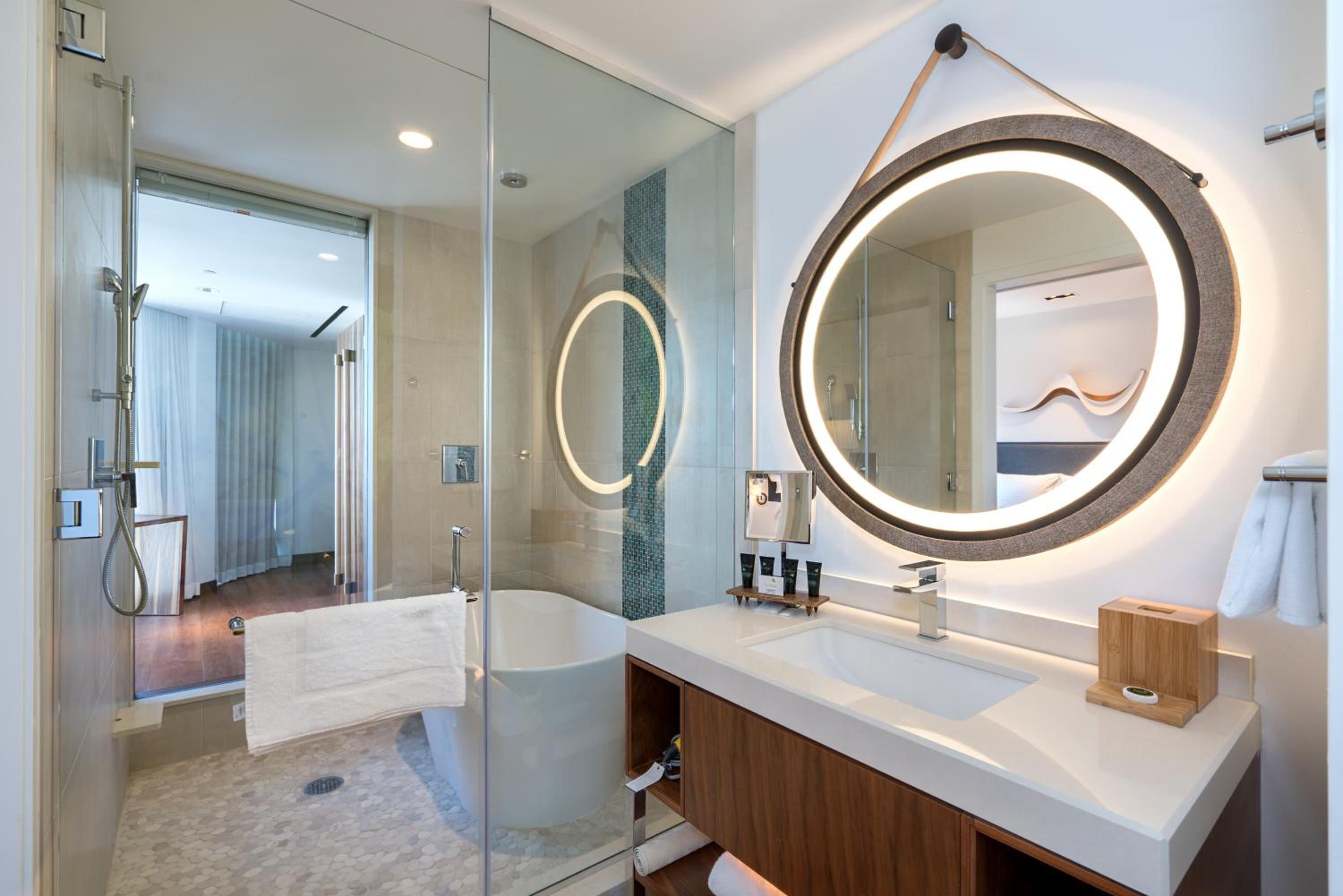 Deluxe King Room with Wet Room
