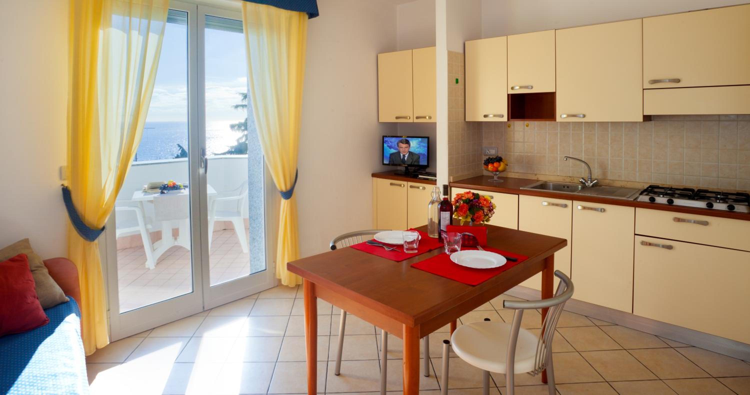 One-Bedroom Apartment with Balcony and Sea View (5 Adults) photo 3
