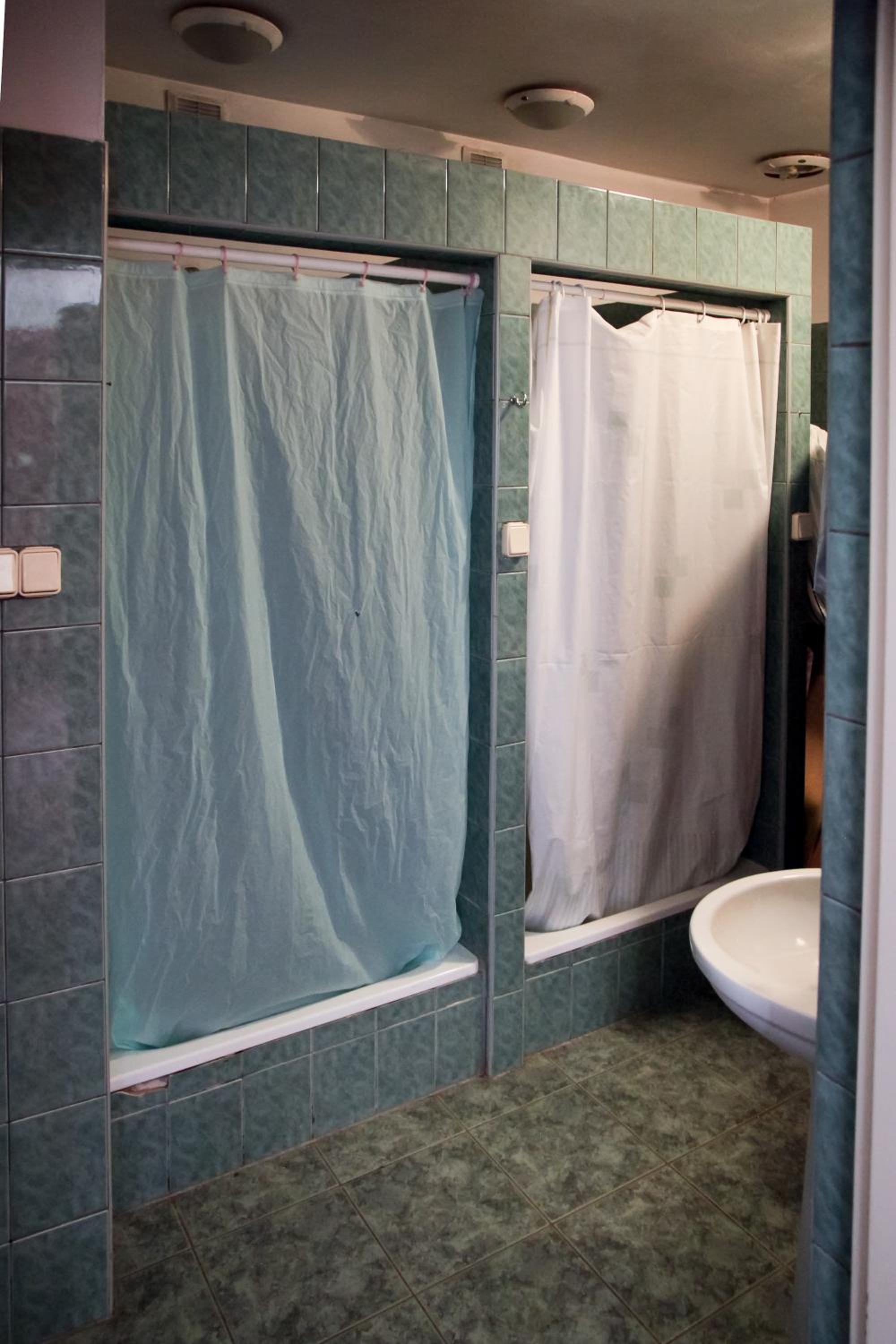 Basic Triple Room with Shared Bathroom photo 3