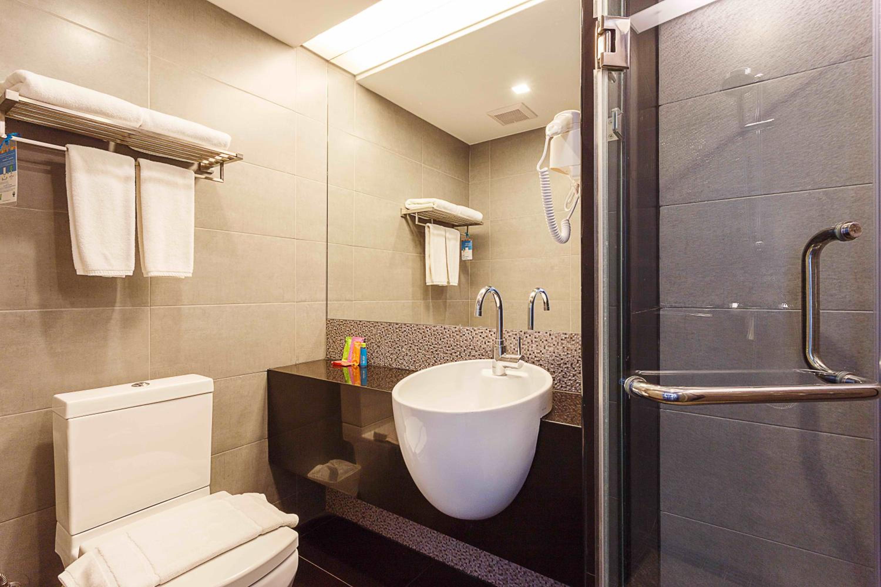 Deluxe King Room - Photo 10