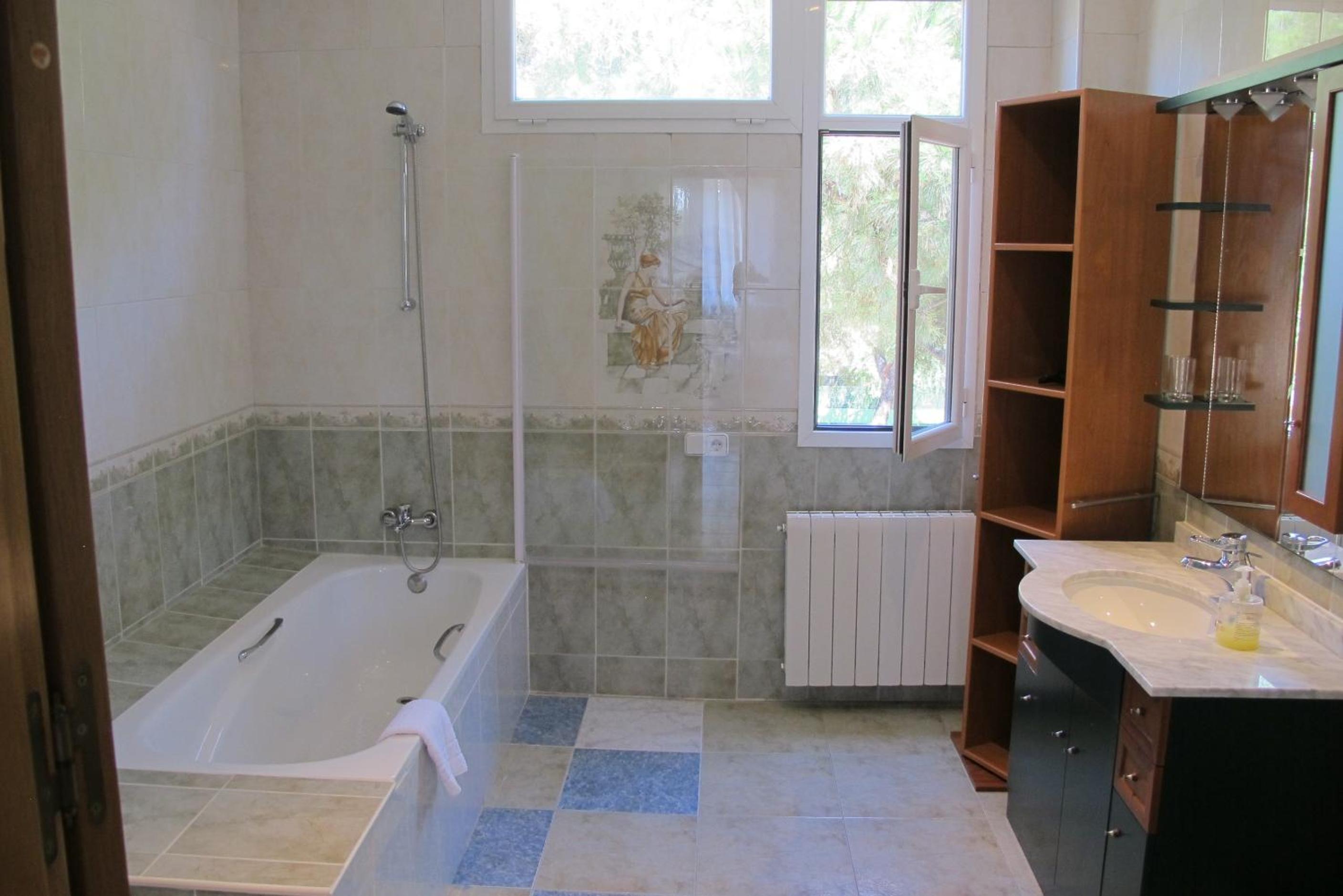 Double Room with Bath - Photo 32
