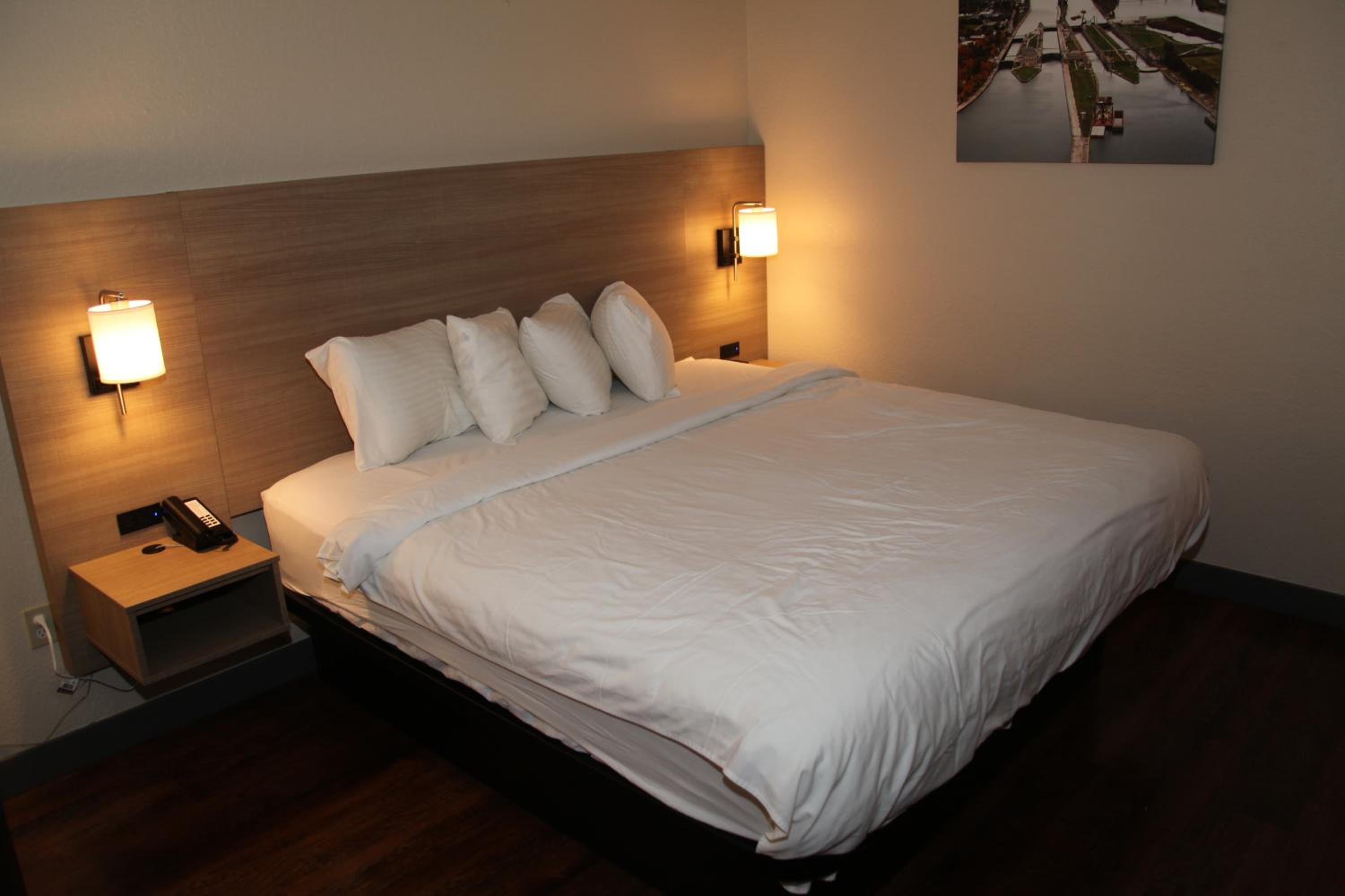 King Room - Non-Smoking - Photo 3