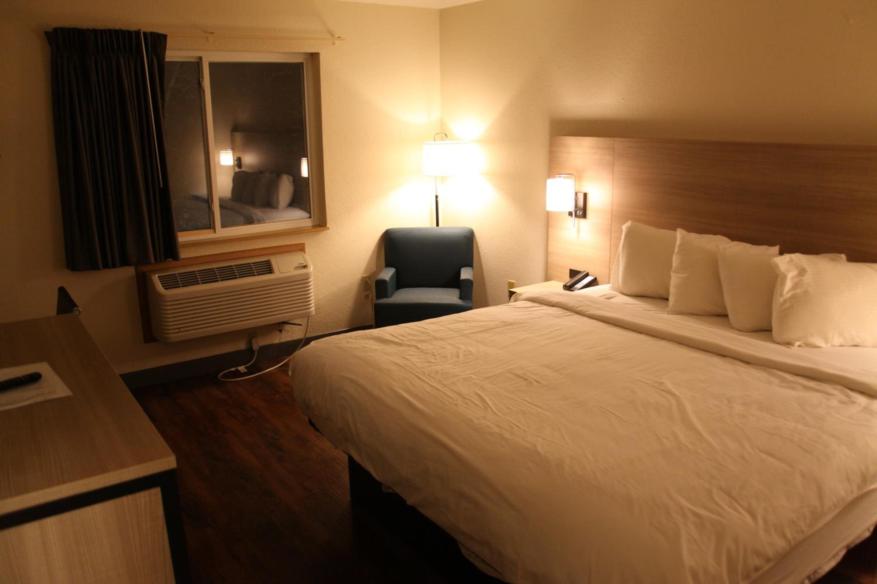 King Room - Non-Smoking - Photo 4