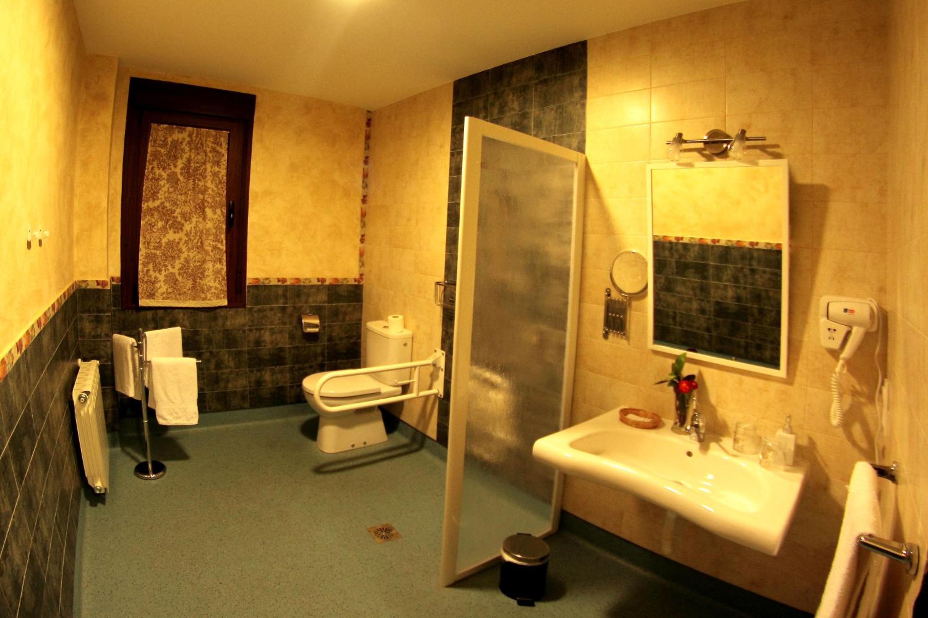 Twin Room - Disability Access - Photo 2