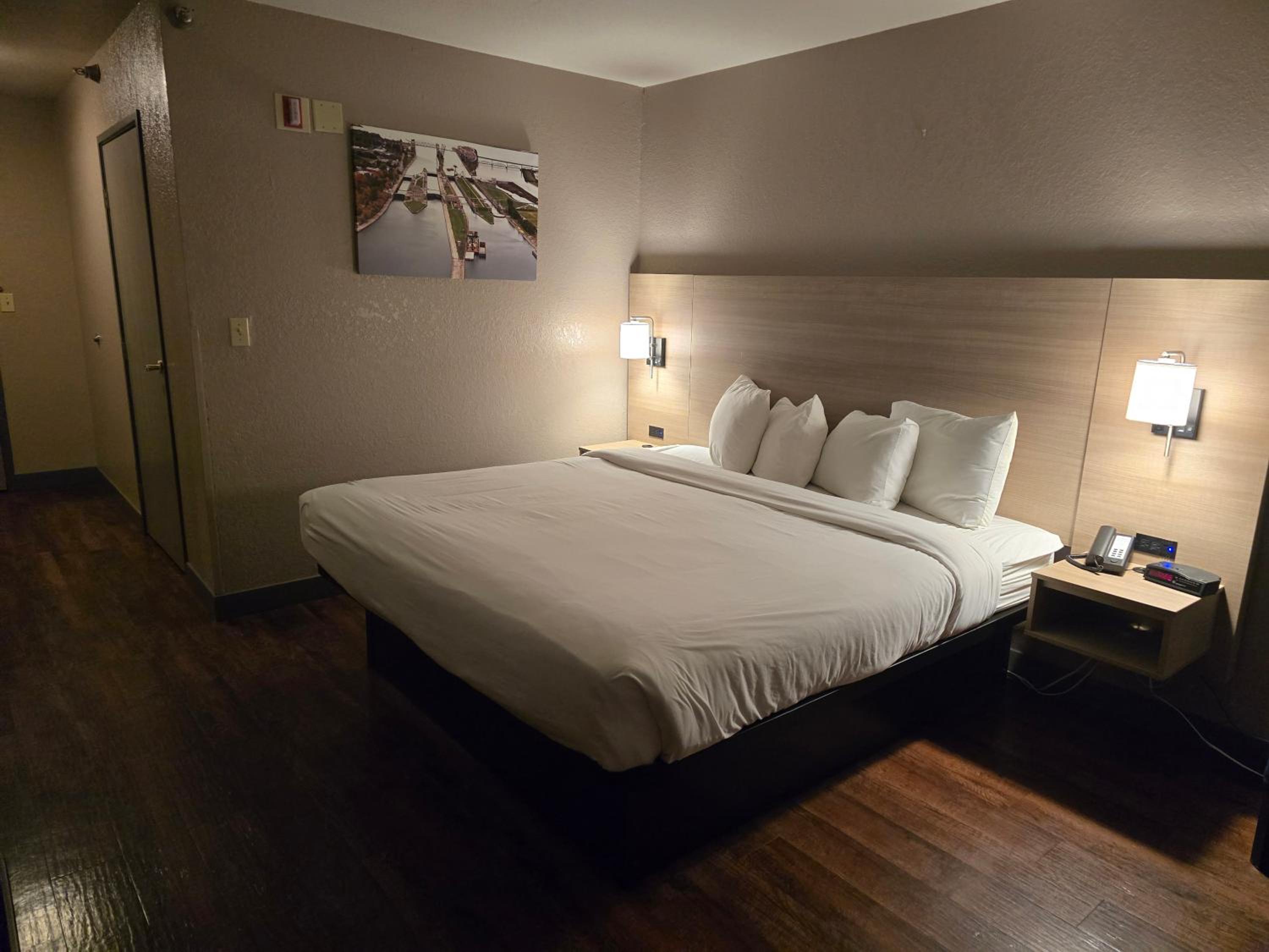 King Room with Roll-in Shower - Mobility Access/Non-Smoking photo 1
