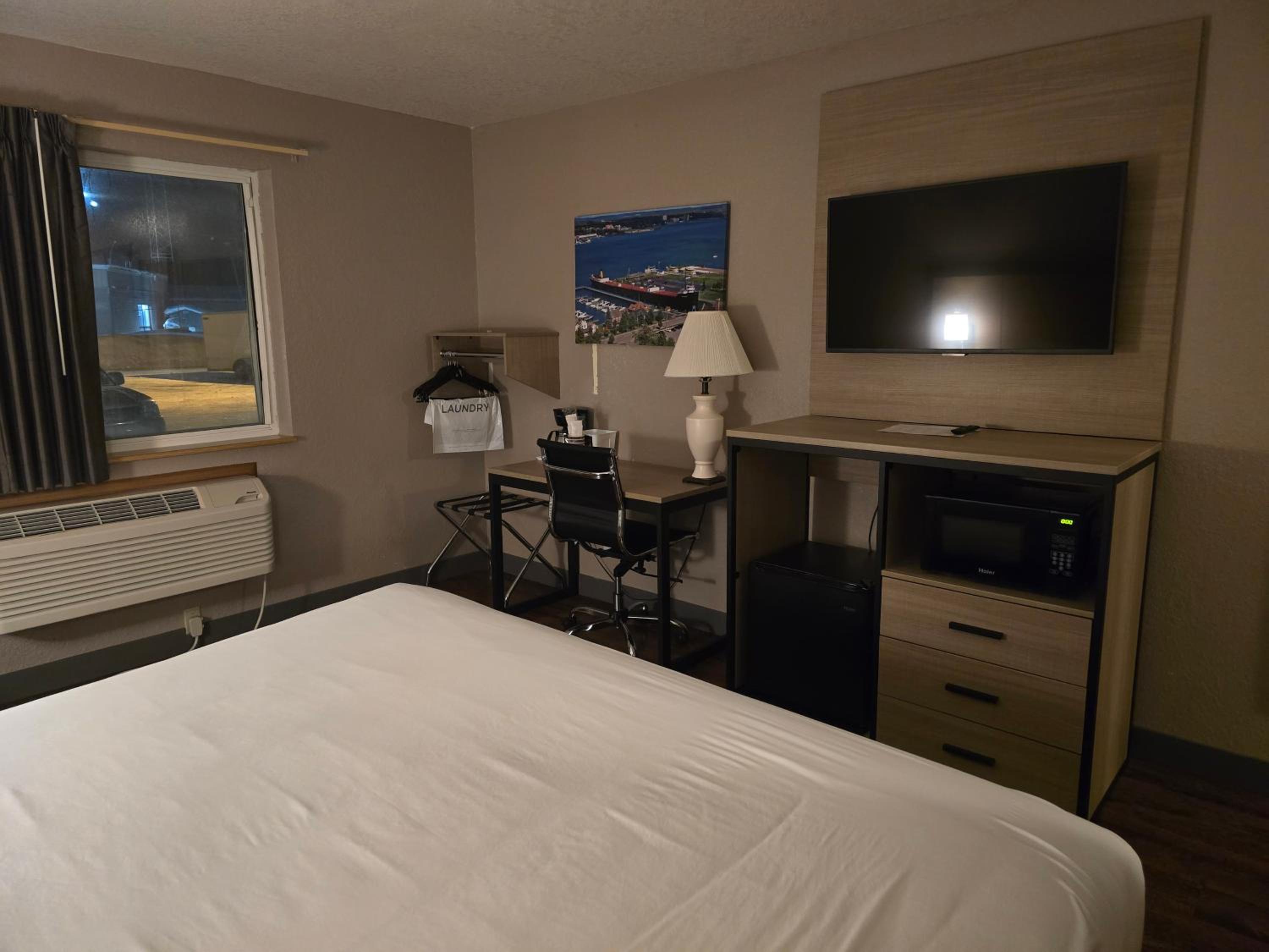 King Room with Roll-in Shower - Mobility Access/Non-Smoking photo 2