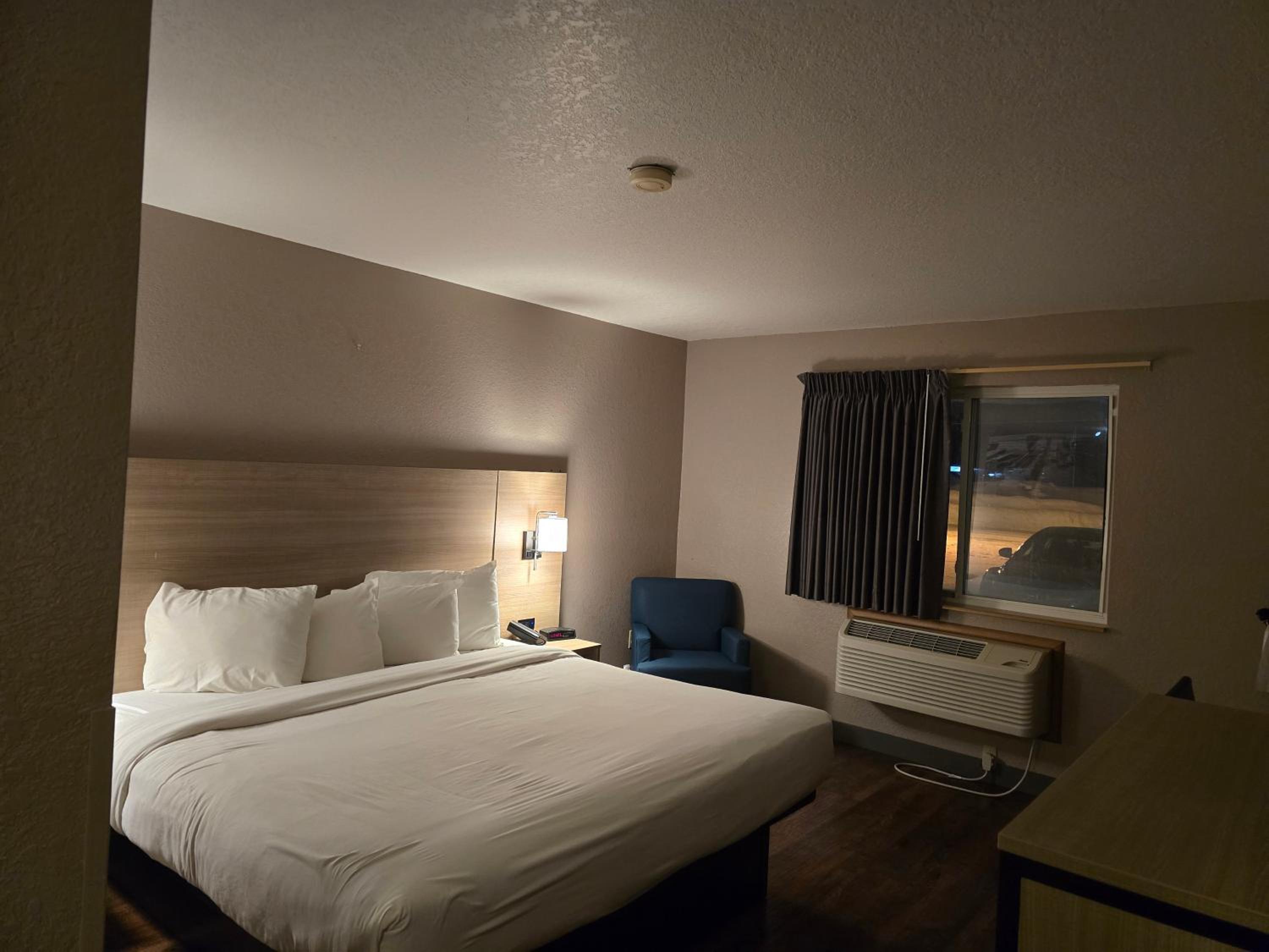 King Room with Roll-in Shower - Mobility Access/Non-Smoking photo 3