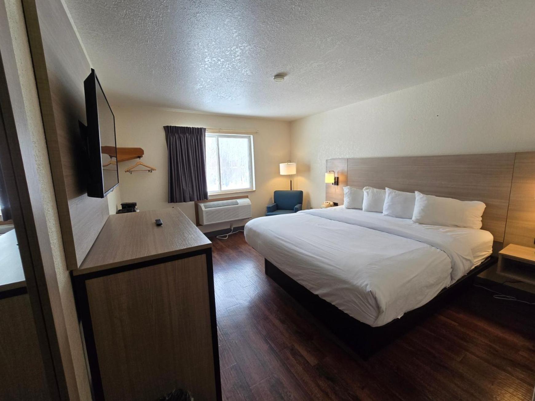 Deluxe King Suite - Non-Smoking - Photo 2