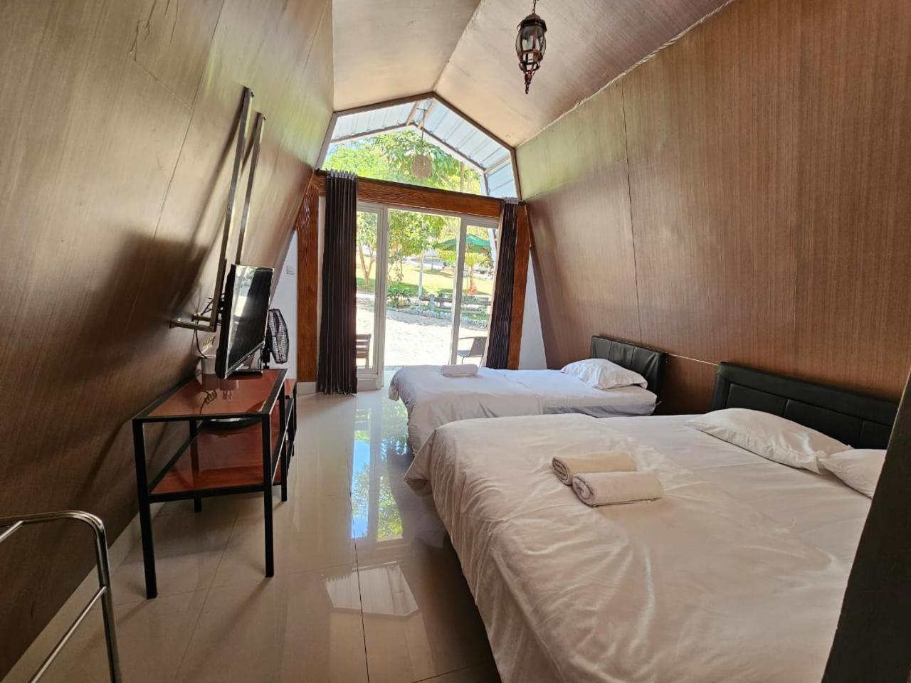 Twin Room with Private Bathroom - Photo 3