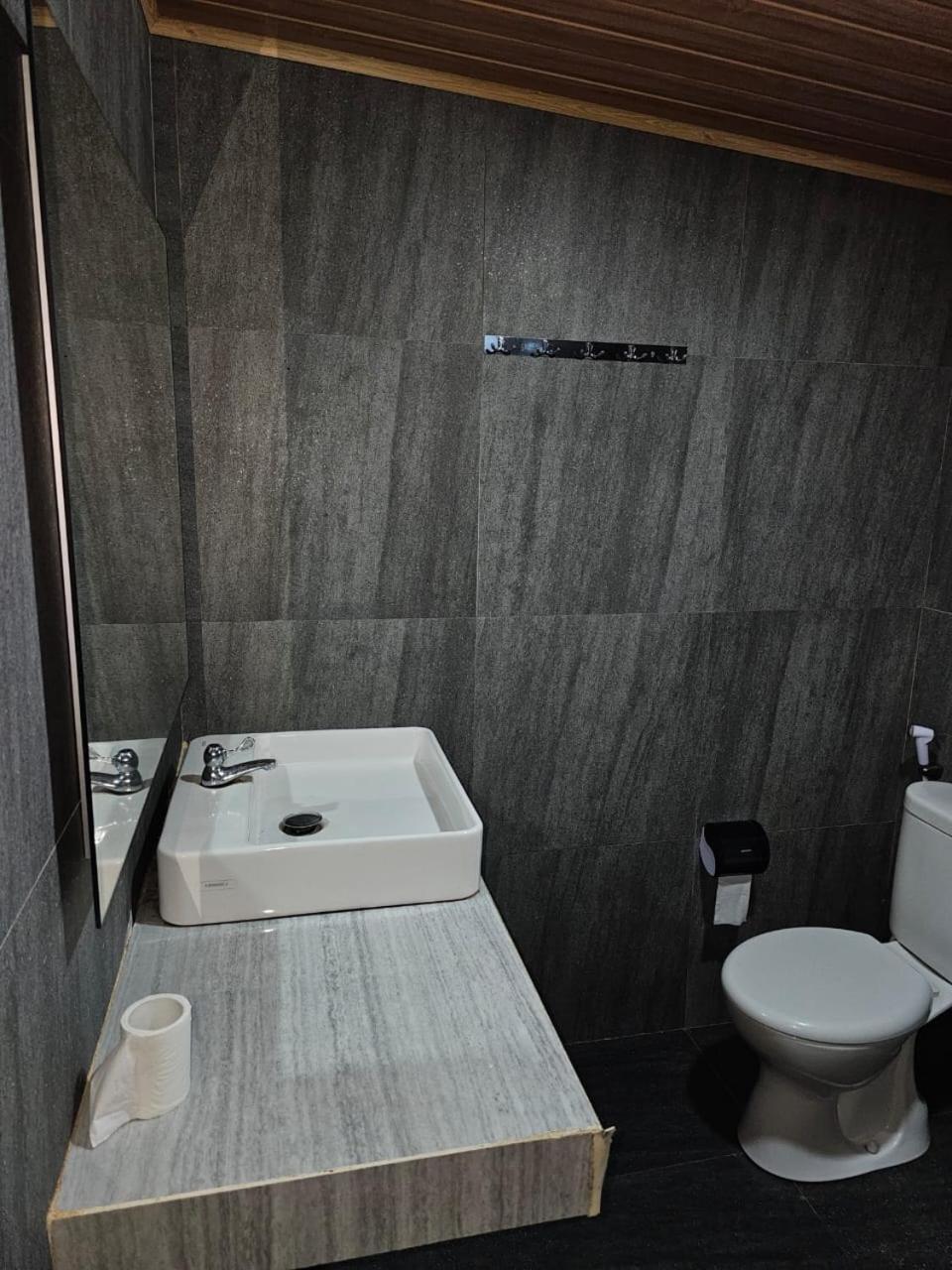 Twin Room with Private Bathroom - Photo 4