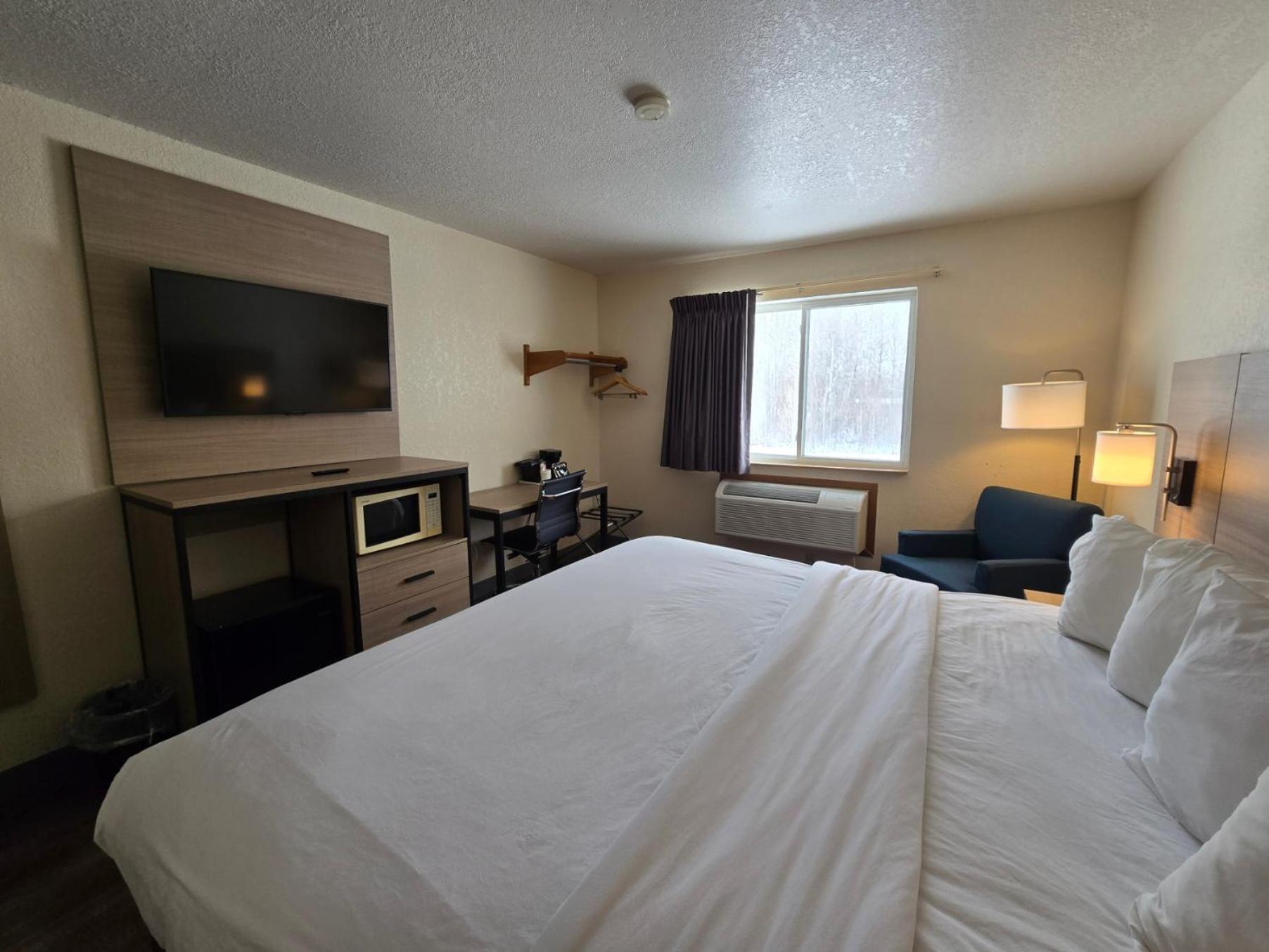 Deluxe King Suite - Non-Smoking - Photo 4