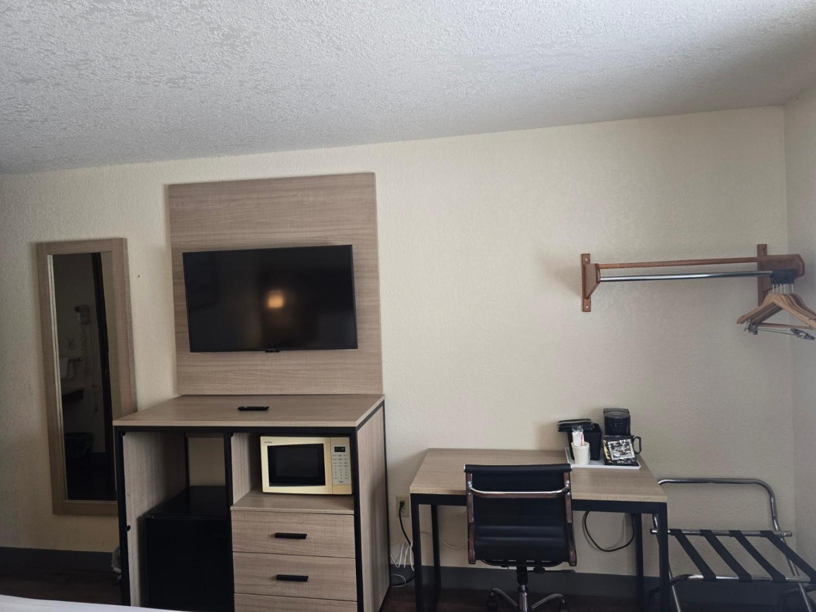 Deluxe King Suite - Non-Smoking - Photo 1