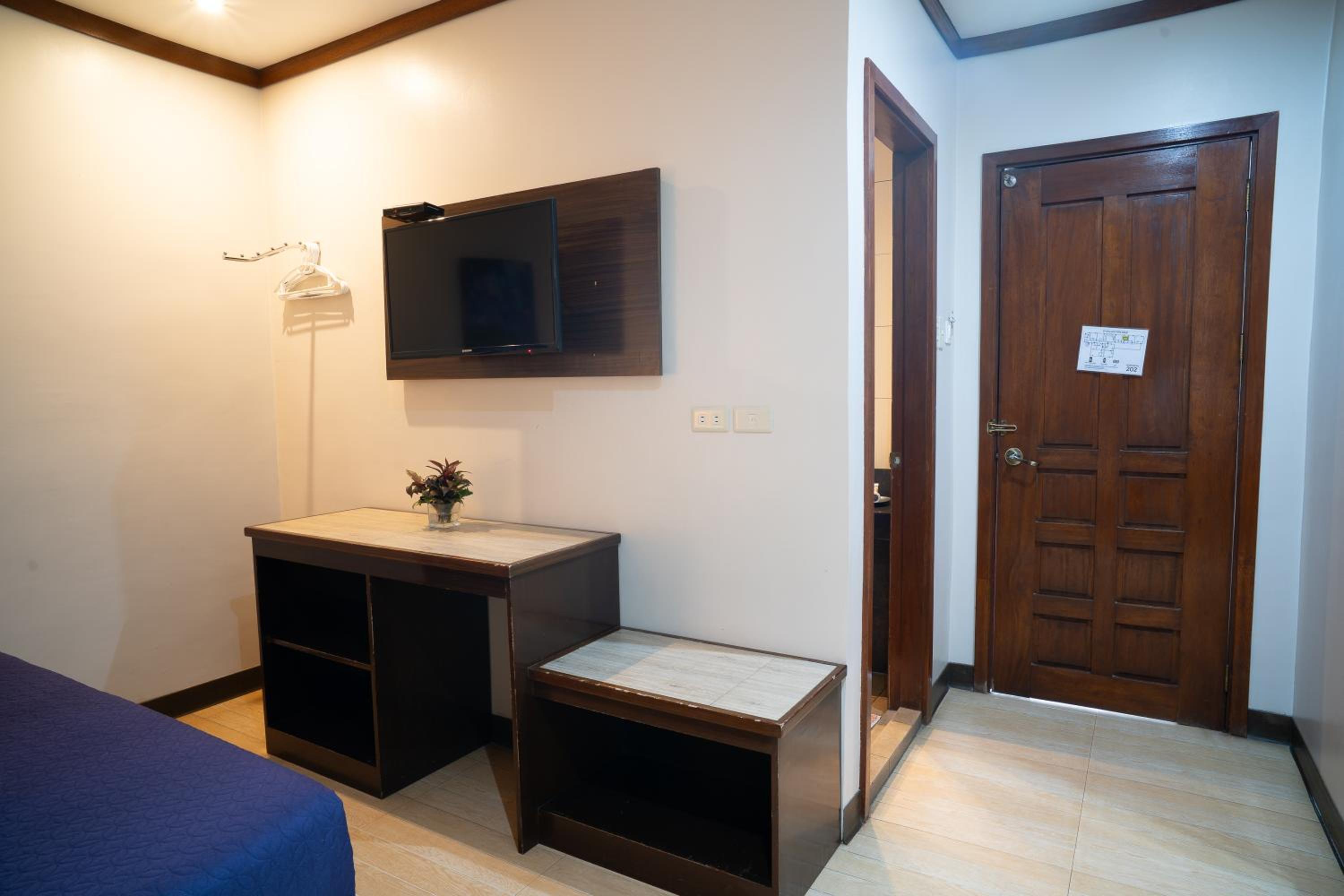 Standard Queen Room photo 3