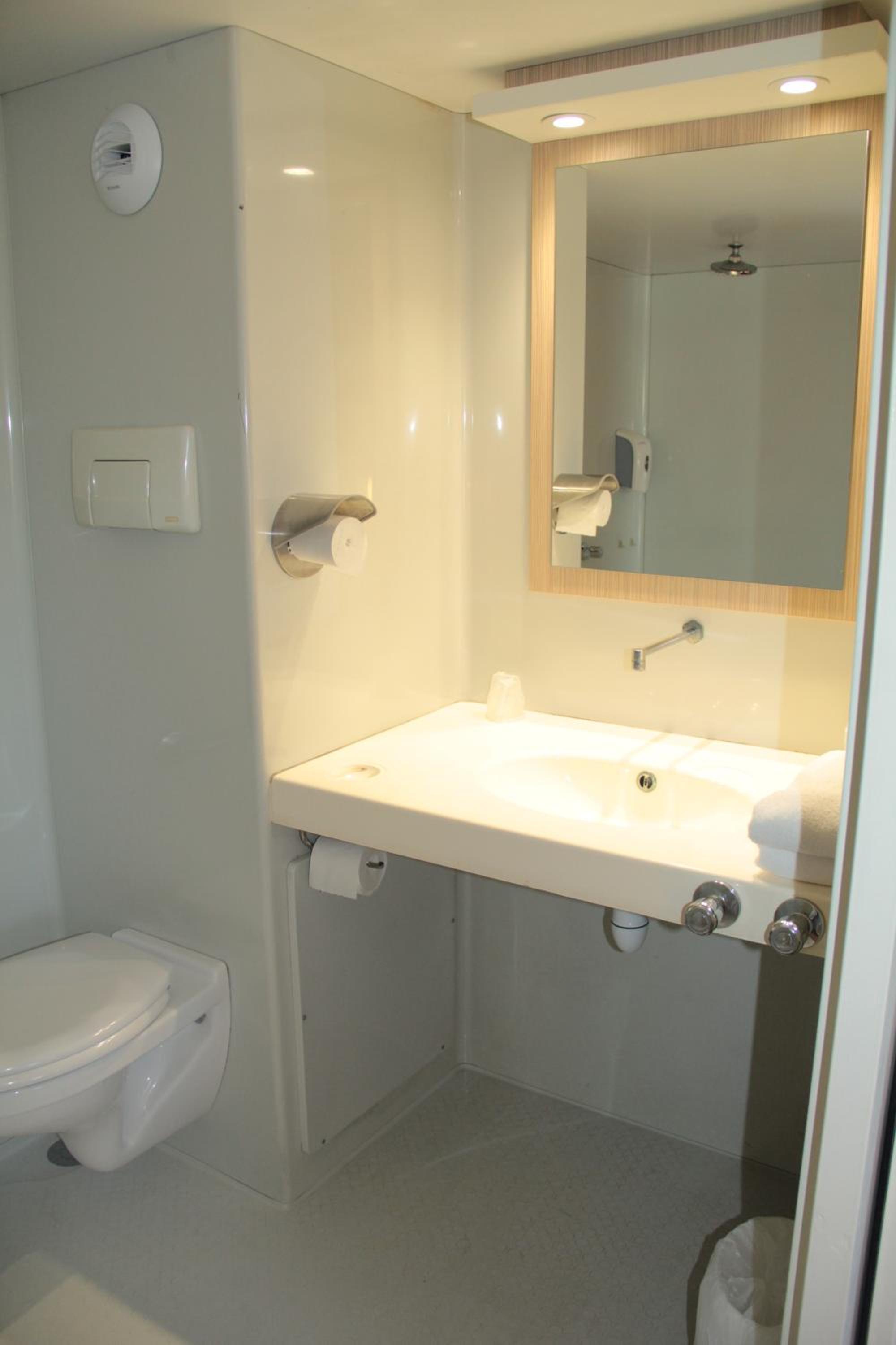 Triple Room (1 Double Bed + 1 Single Bed) - Photo 2