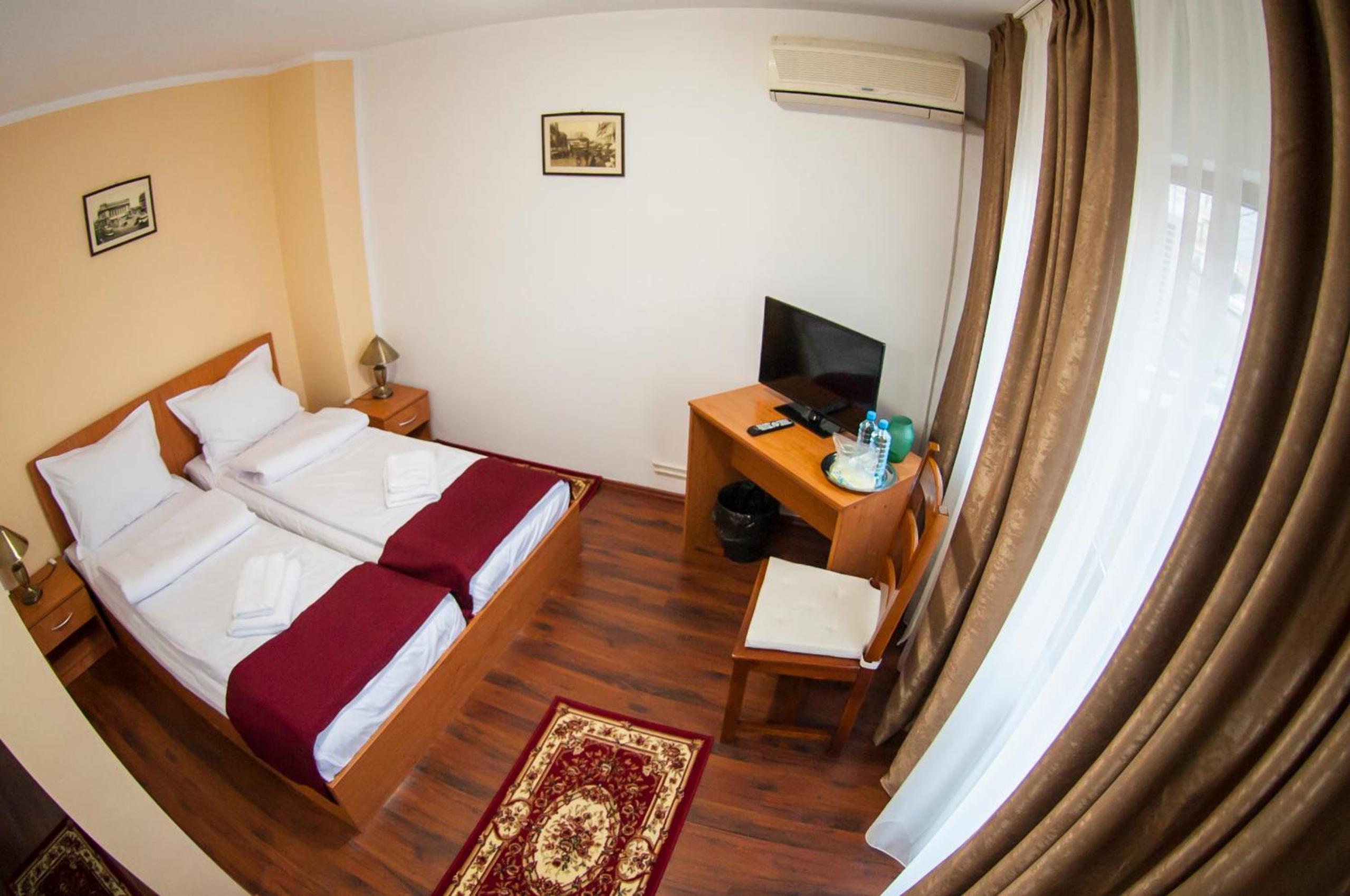 Twin Room - Photo 15
