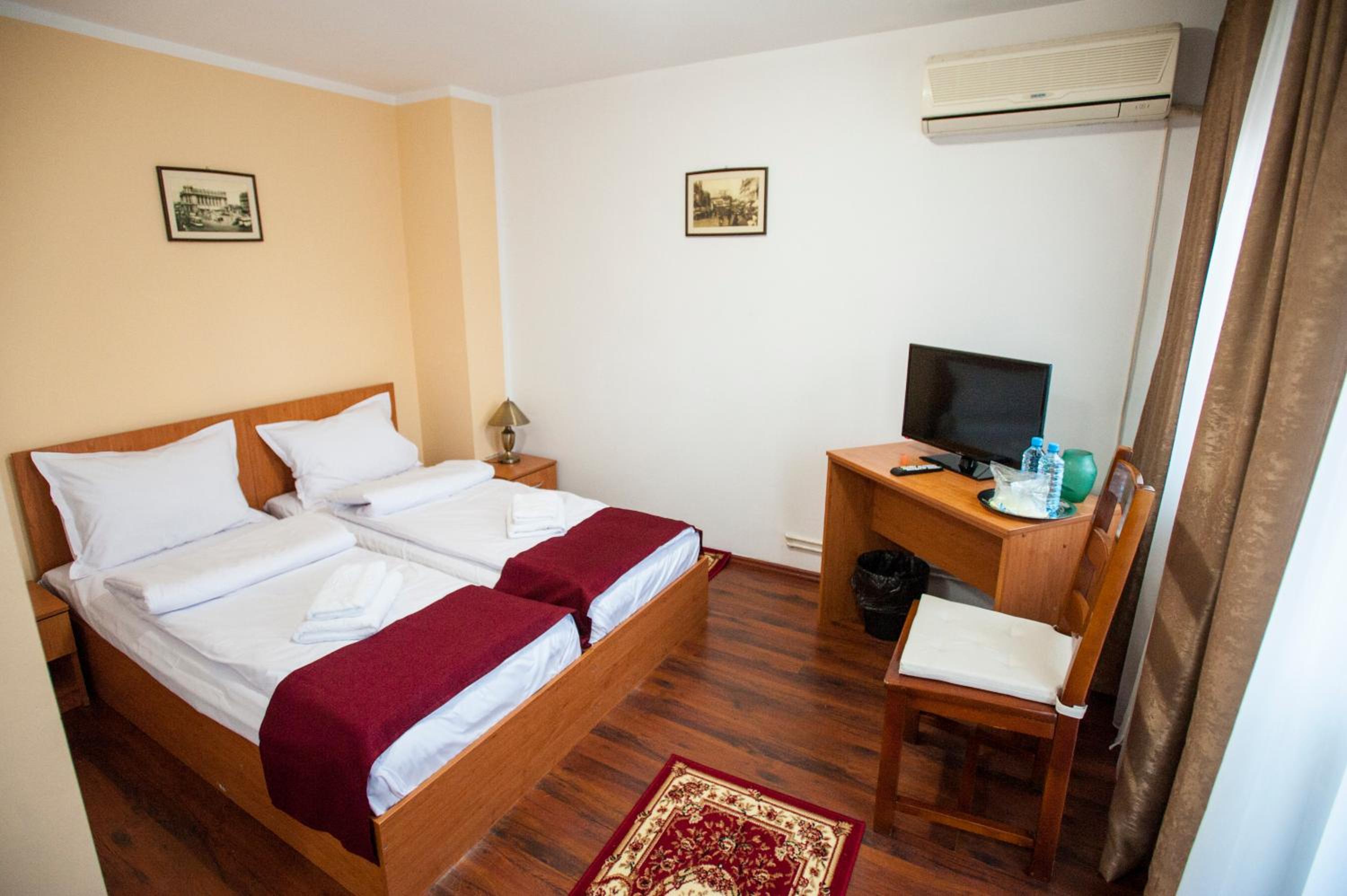 Twin Room - Photo 16