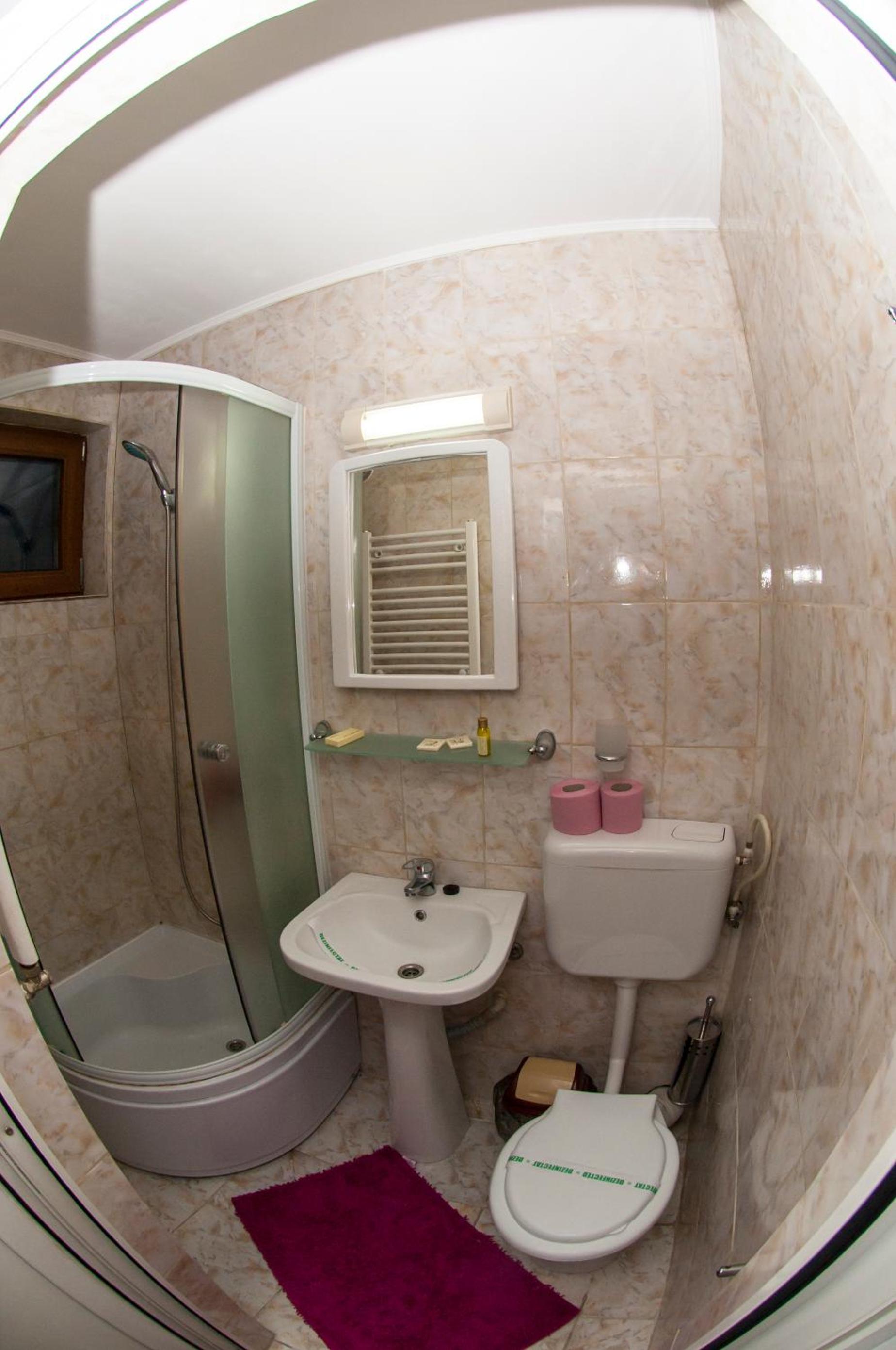 Twin Room - Photo 18