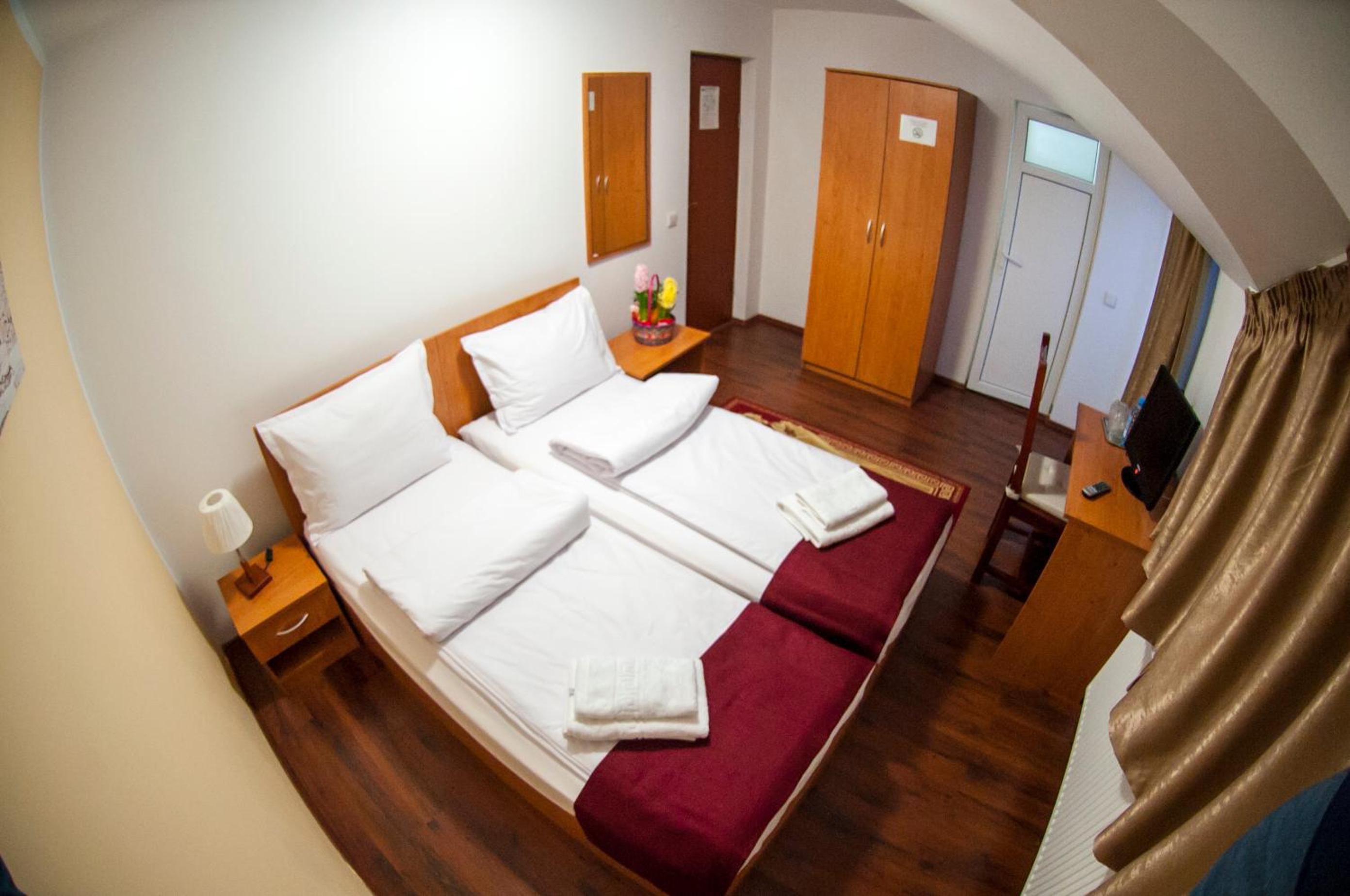 Twin Room - Photo 11