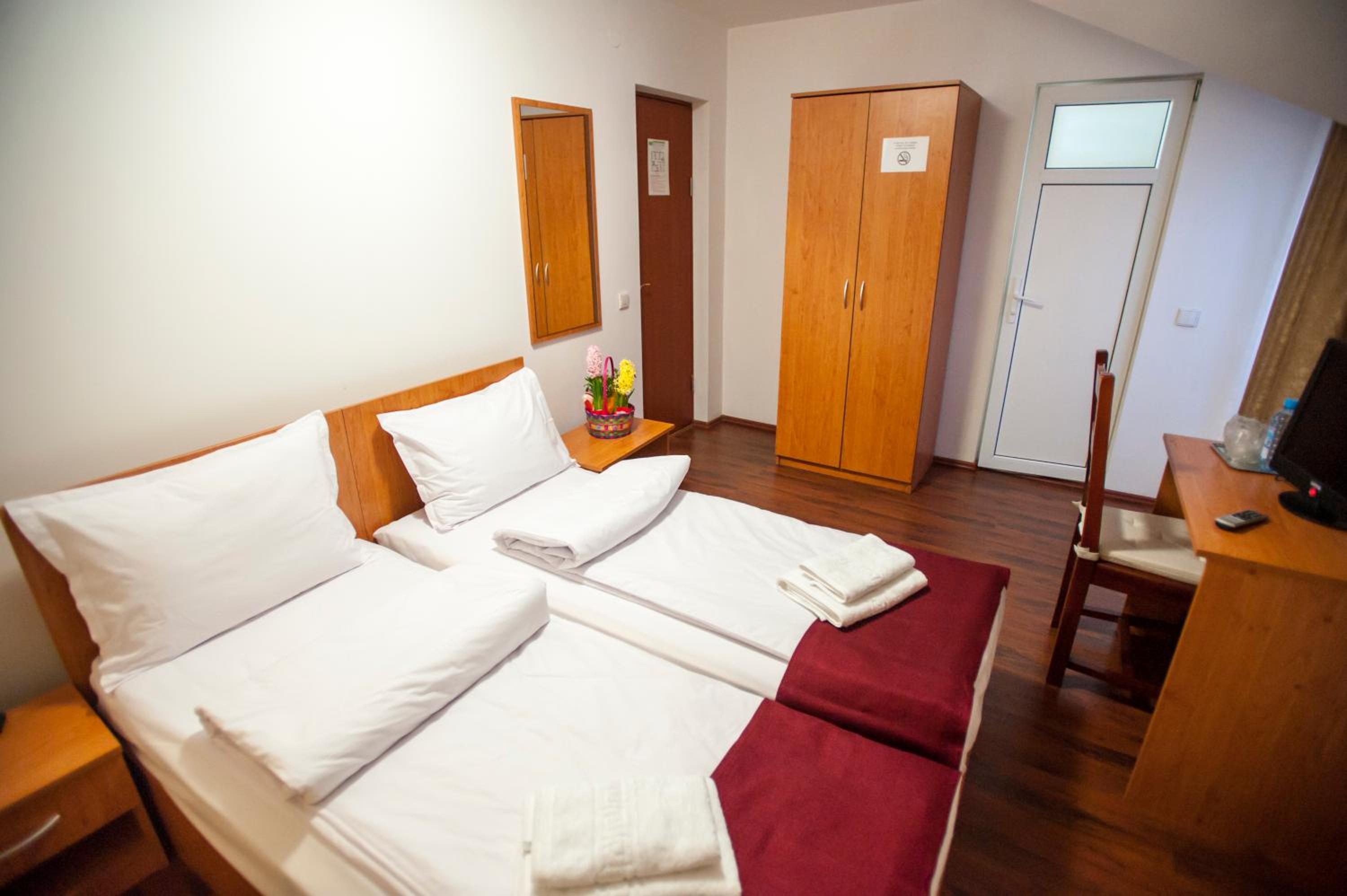 Twin Room - Photo 8