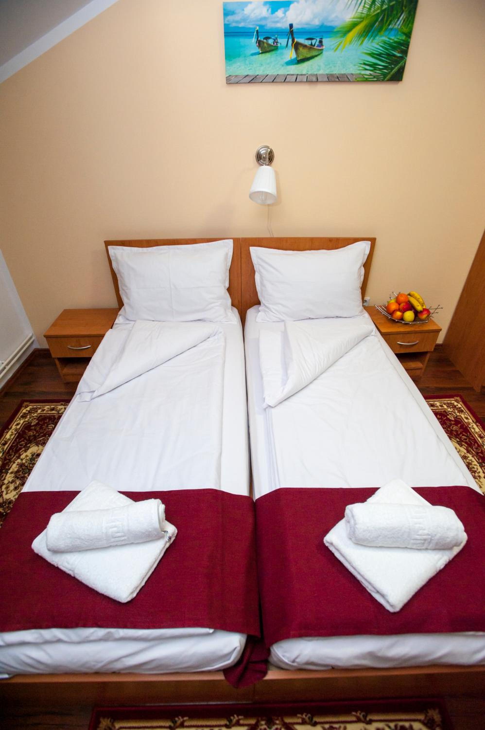 Twin Room - Photo 9