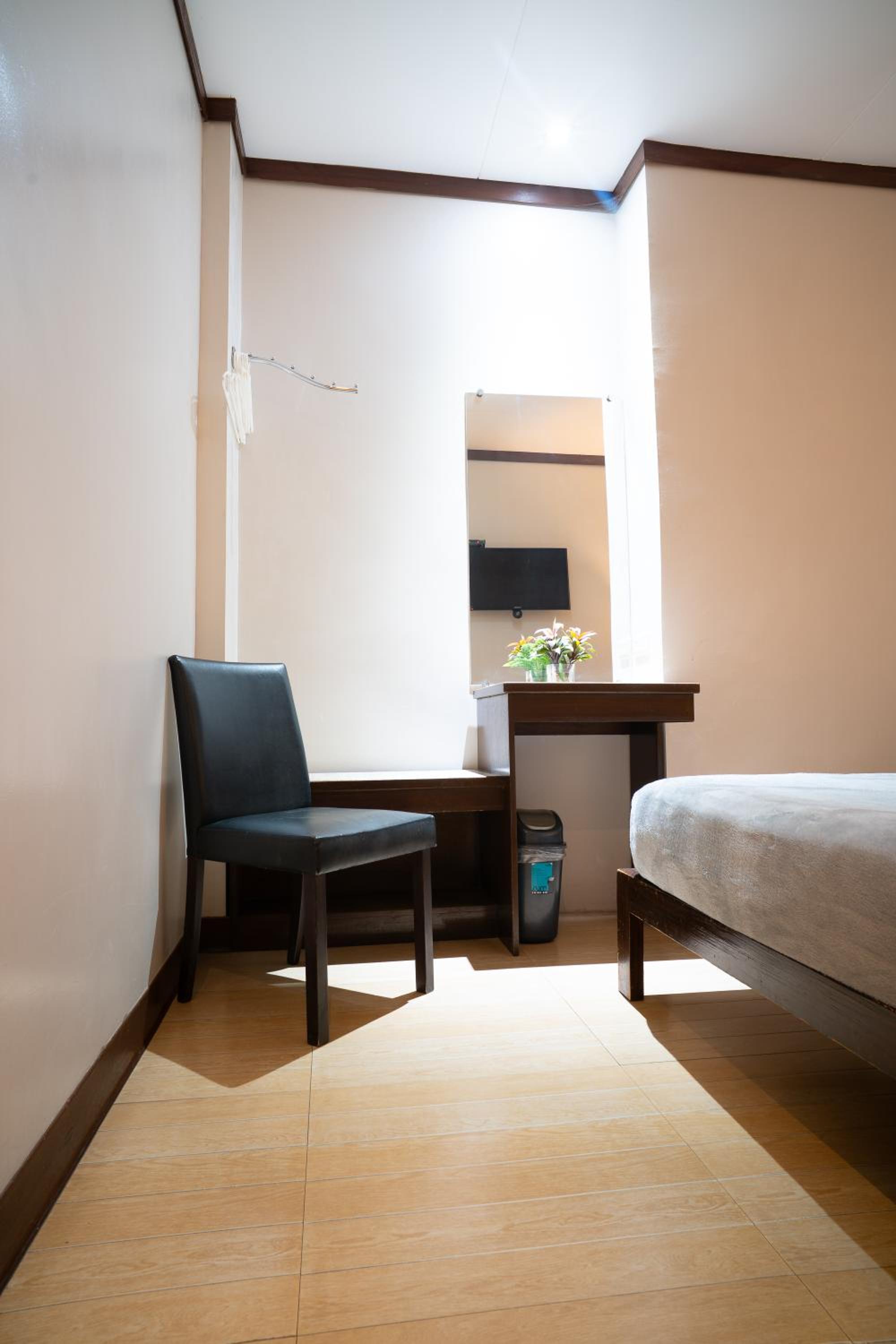 Deluxe Room - Photo 5