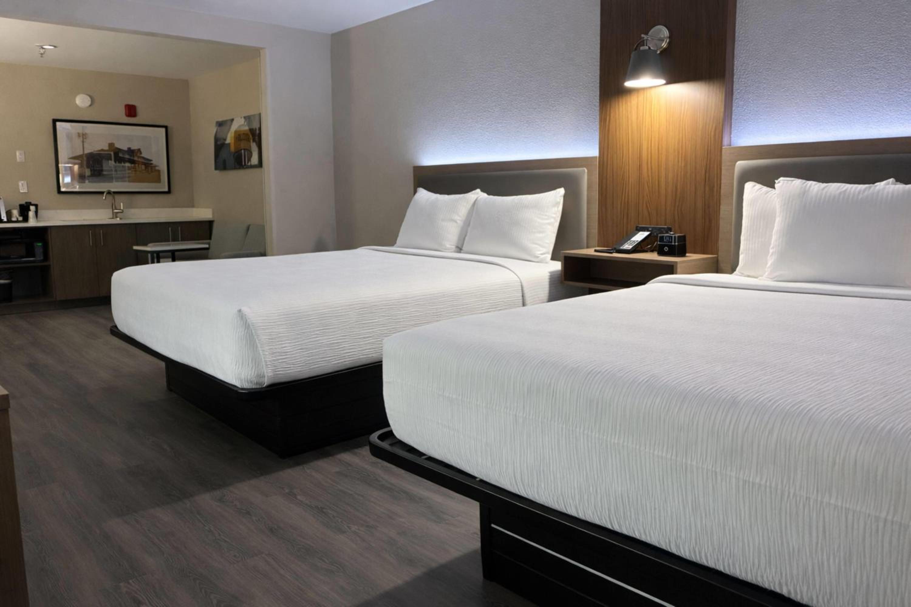 Queen Room with Two Queen Beds - Non-Smoking - Photo 1
