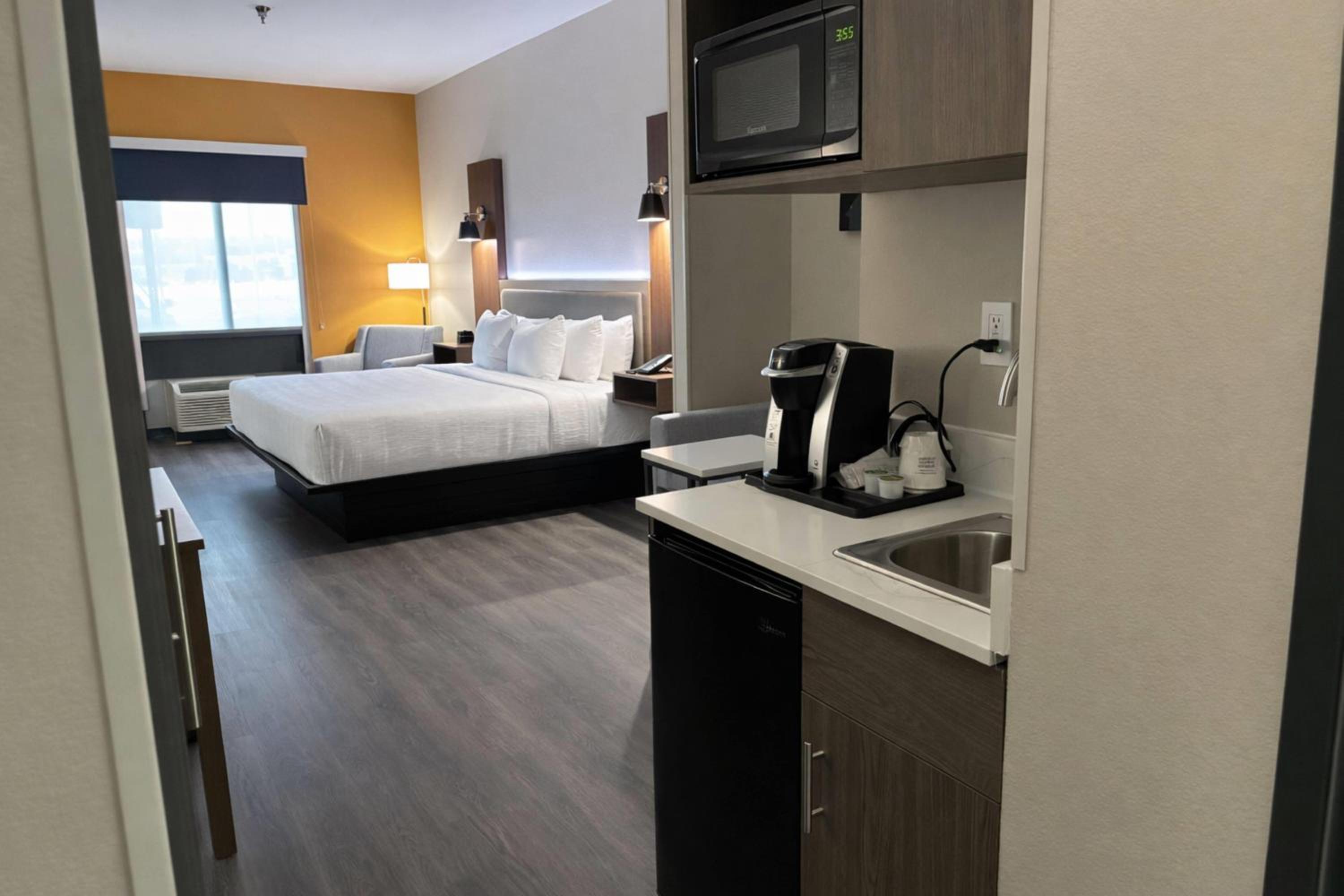King Room with Bath Tub - Mobility Accessible/Non-Smoking - Photo 4