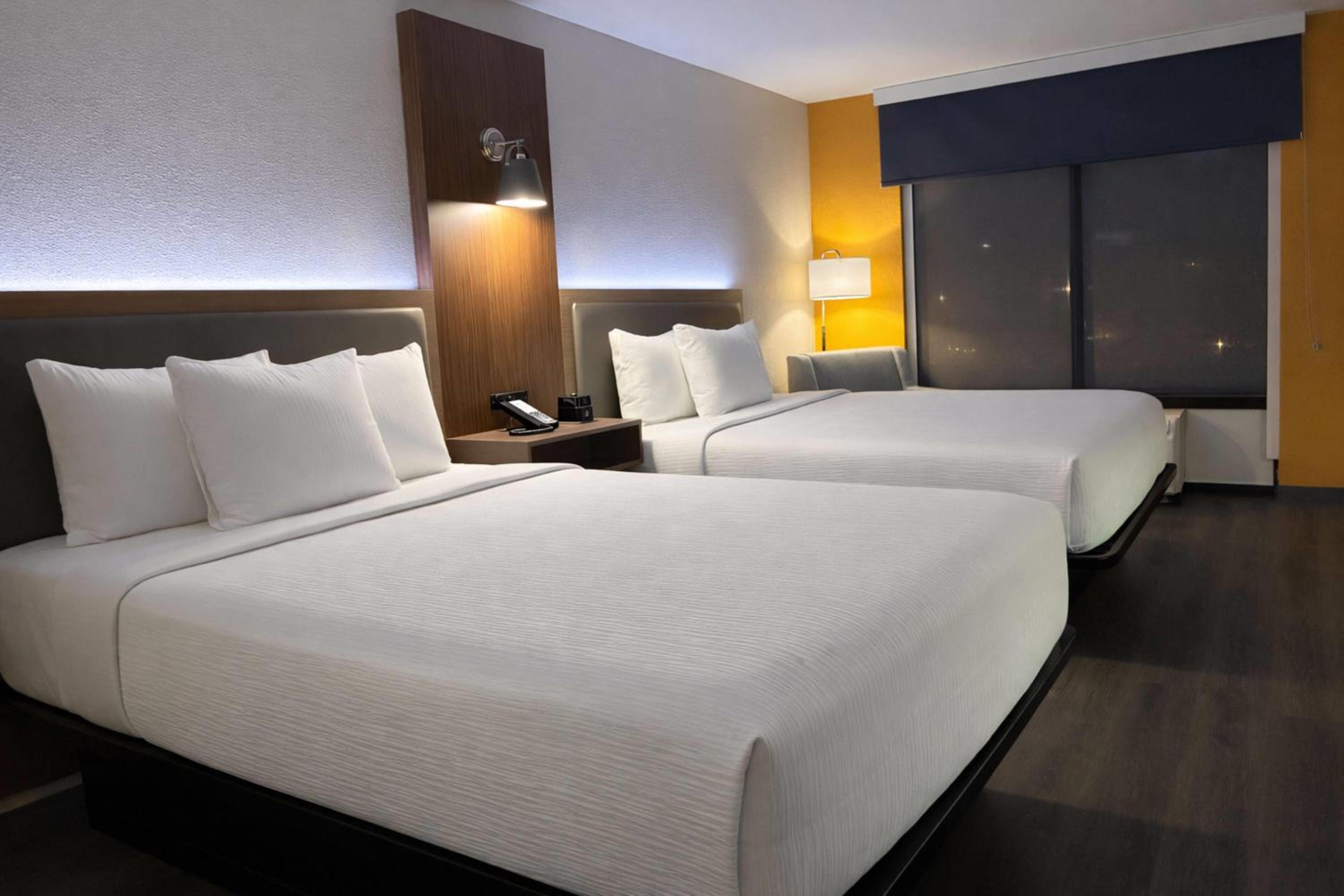 Queen Room with Two Queen Beds - Non-Smoking - Photo 2