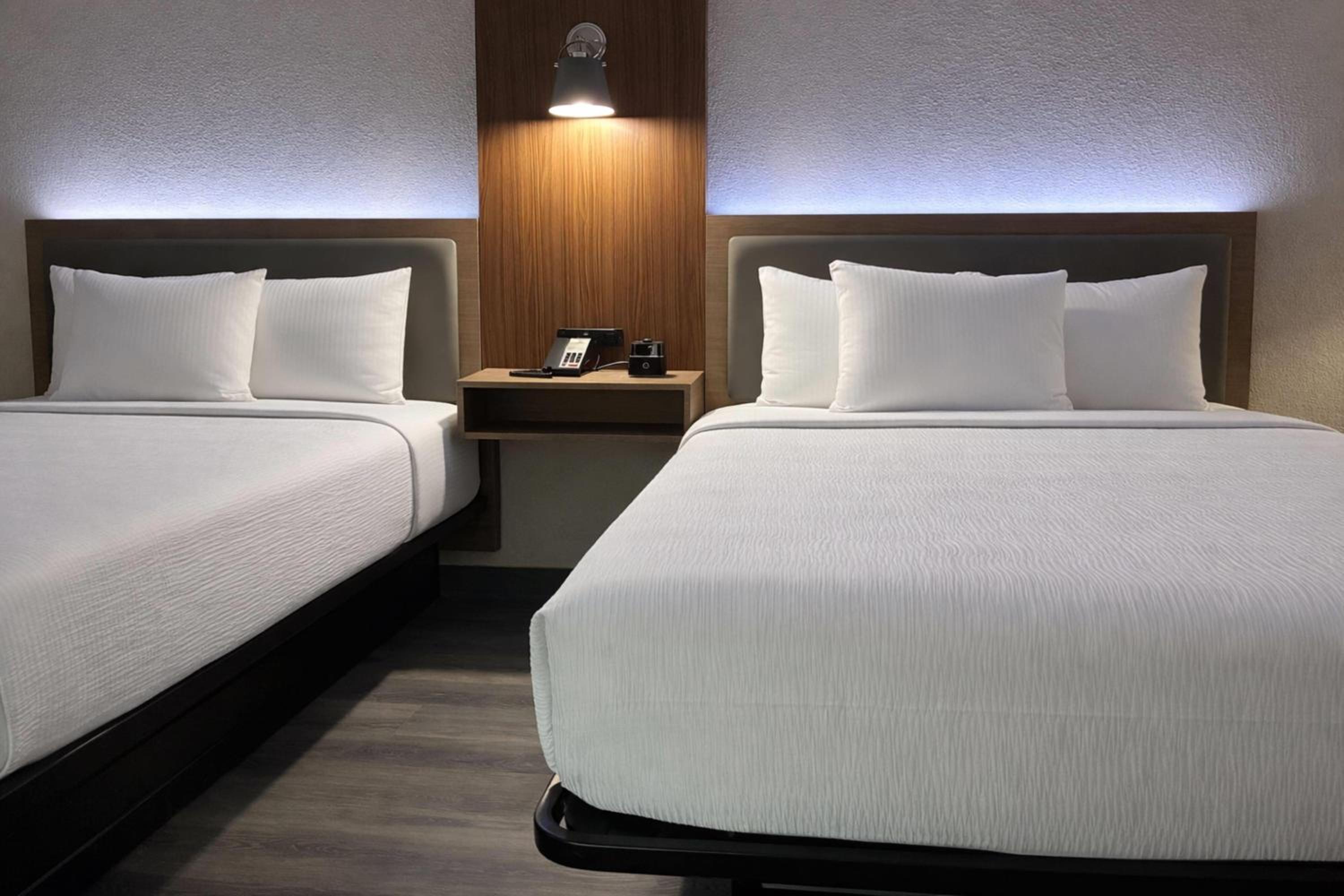 Queen Room with Two Queen Beds - Non-Smoking - Photo 3