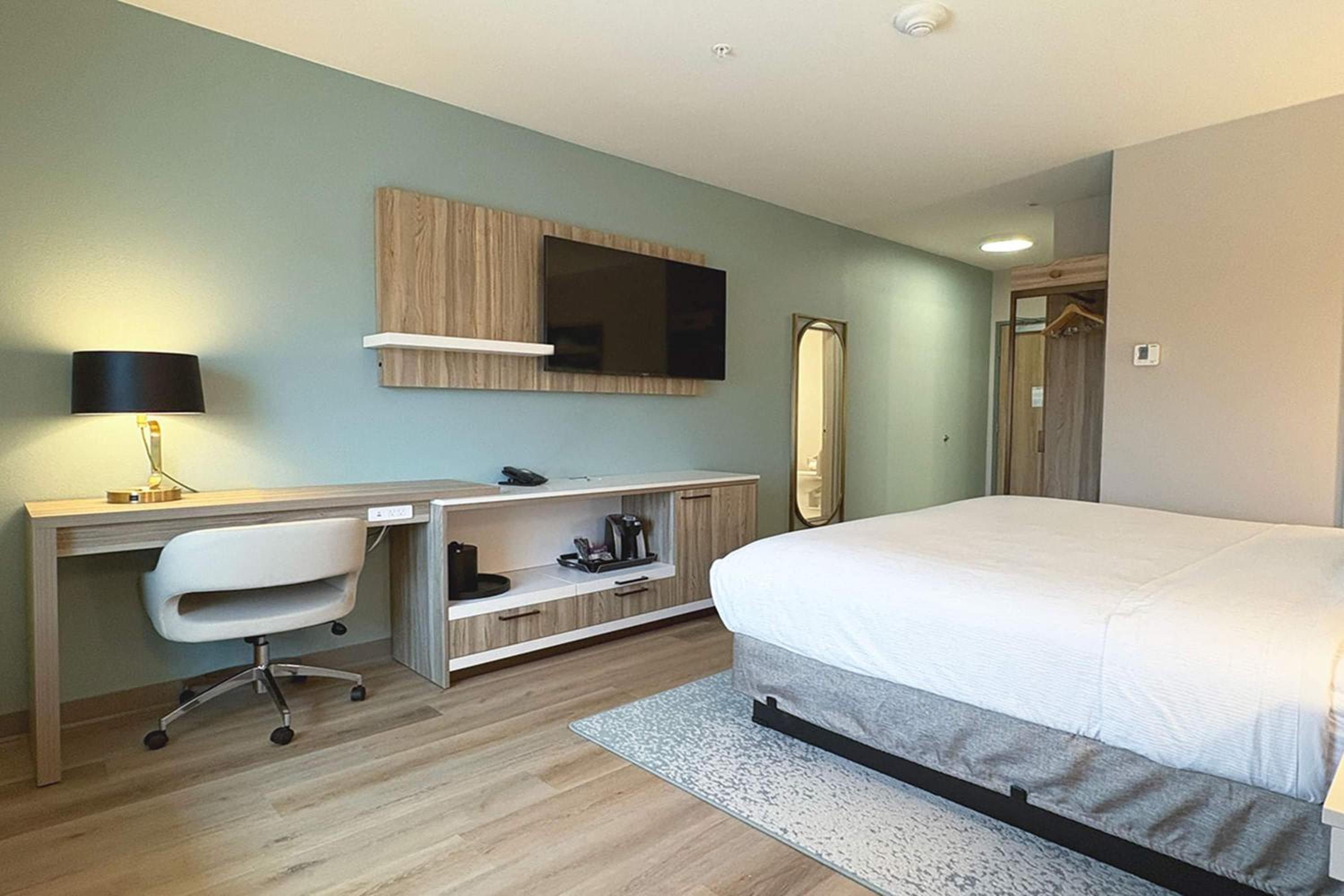 King Room with Tub and Grab Bars - Mobility/Hearing Accessible - Non-Smoking photo 2