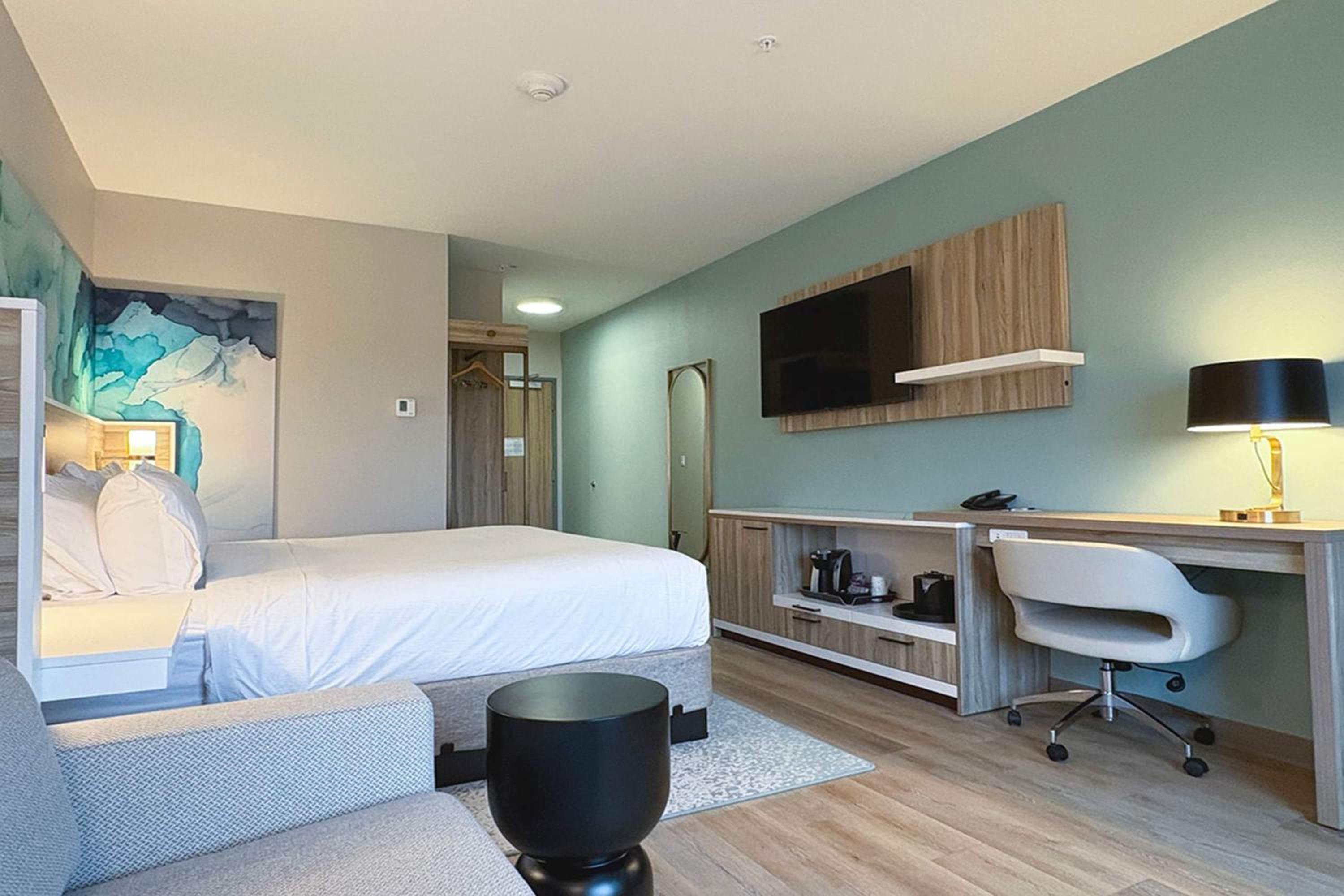 Junior King Suite with Tub - Mobility and Hearing Accessible/Non-Smoking photo 2