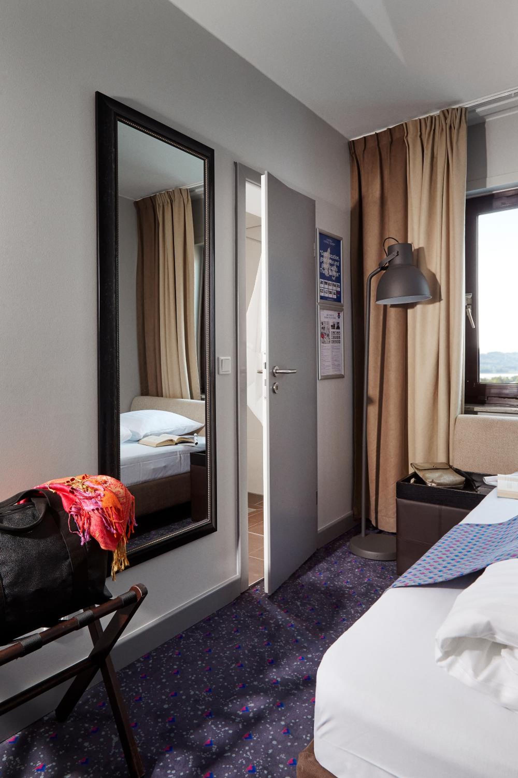 Single Room thumbnail 6