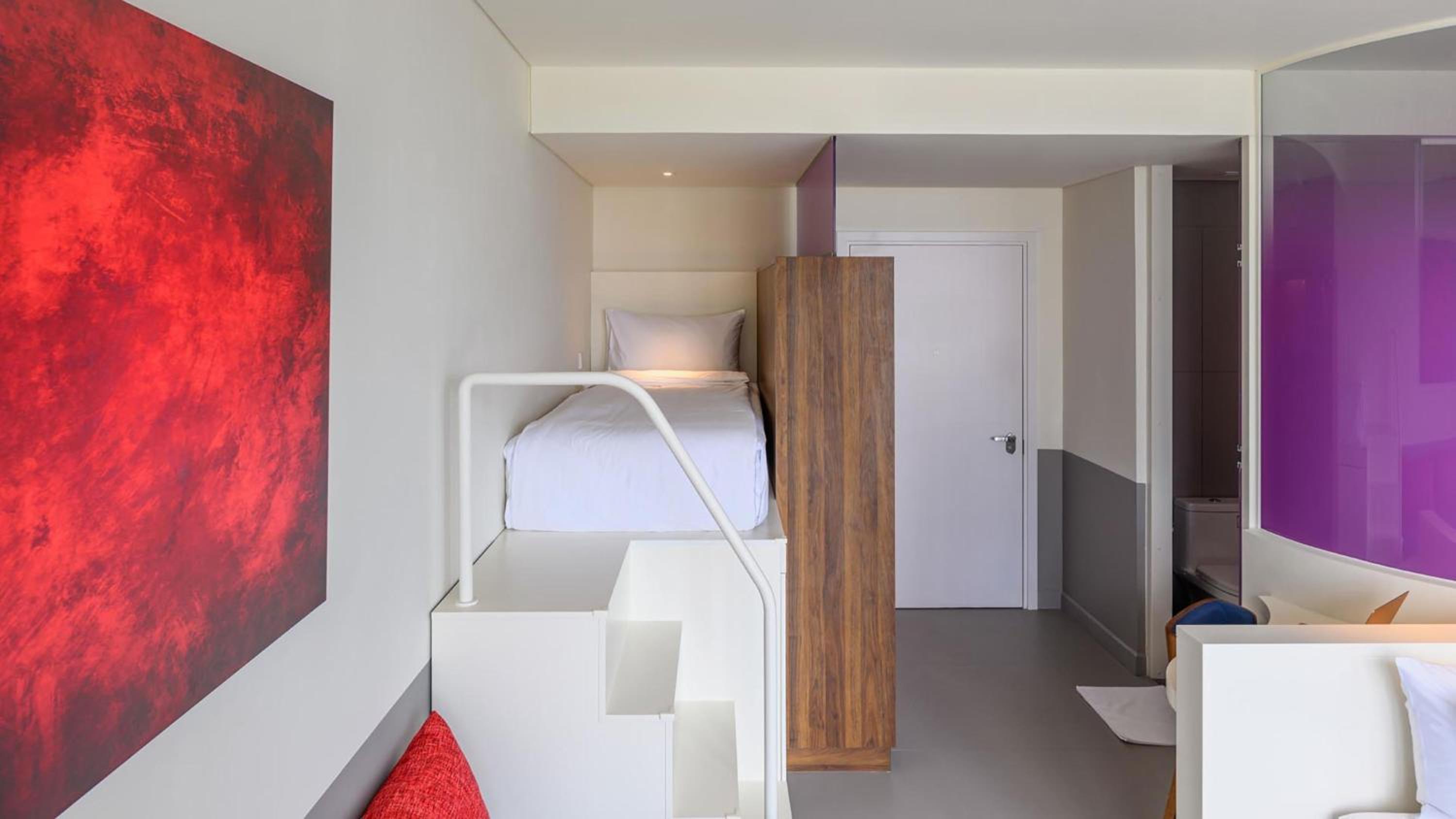 Deluxe King Room with City View - Photo 4
