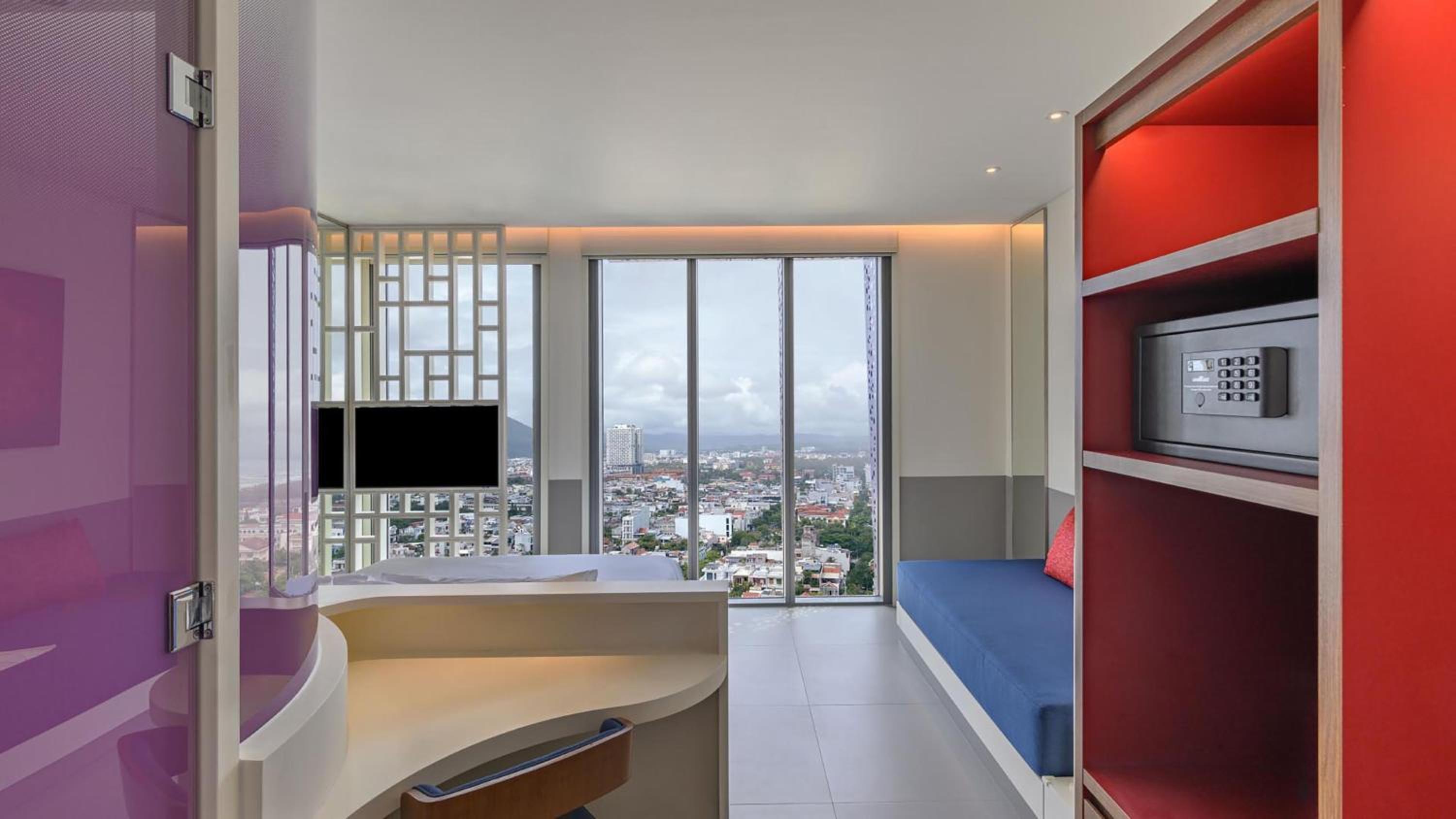 Deluxe King Room with City View - Photo 5