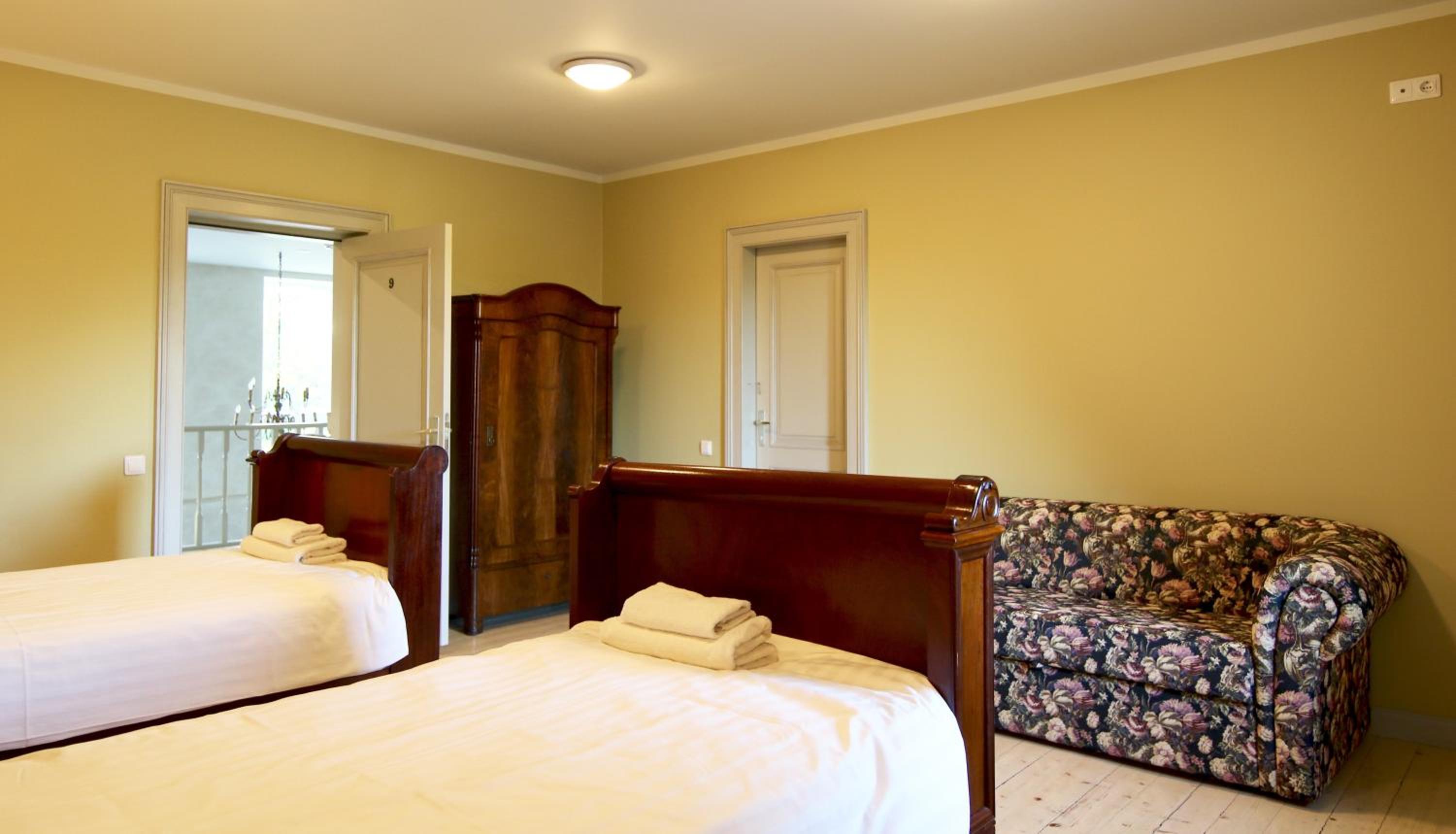 Twin Room - Photo 12