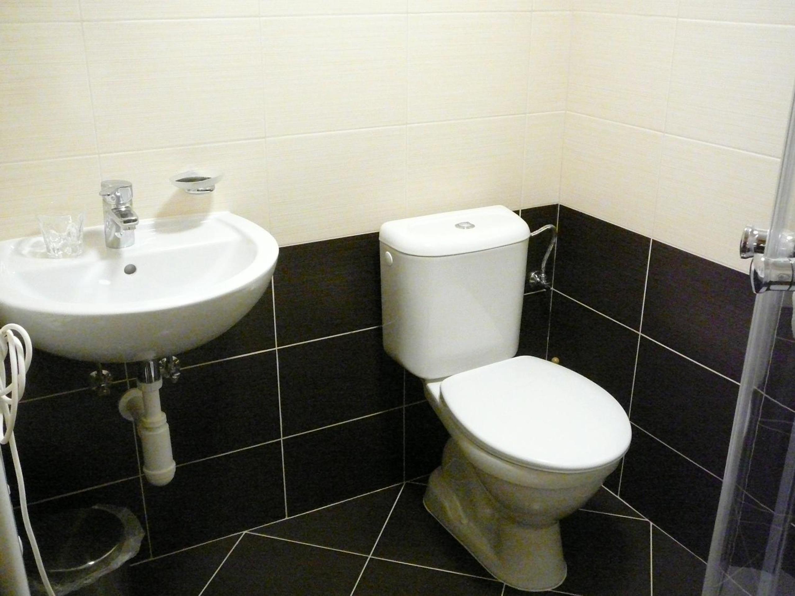 Double or Twin Room with Private Bathroom - Photo 6