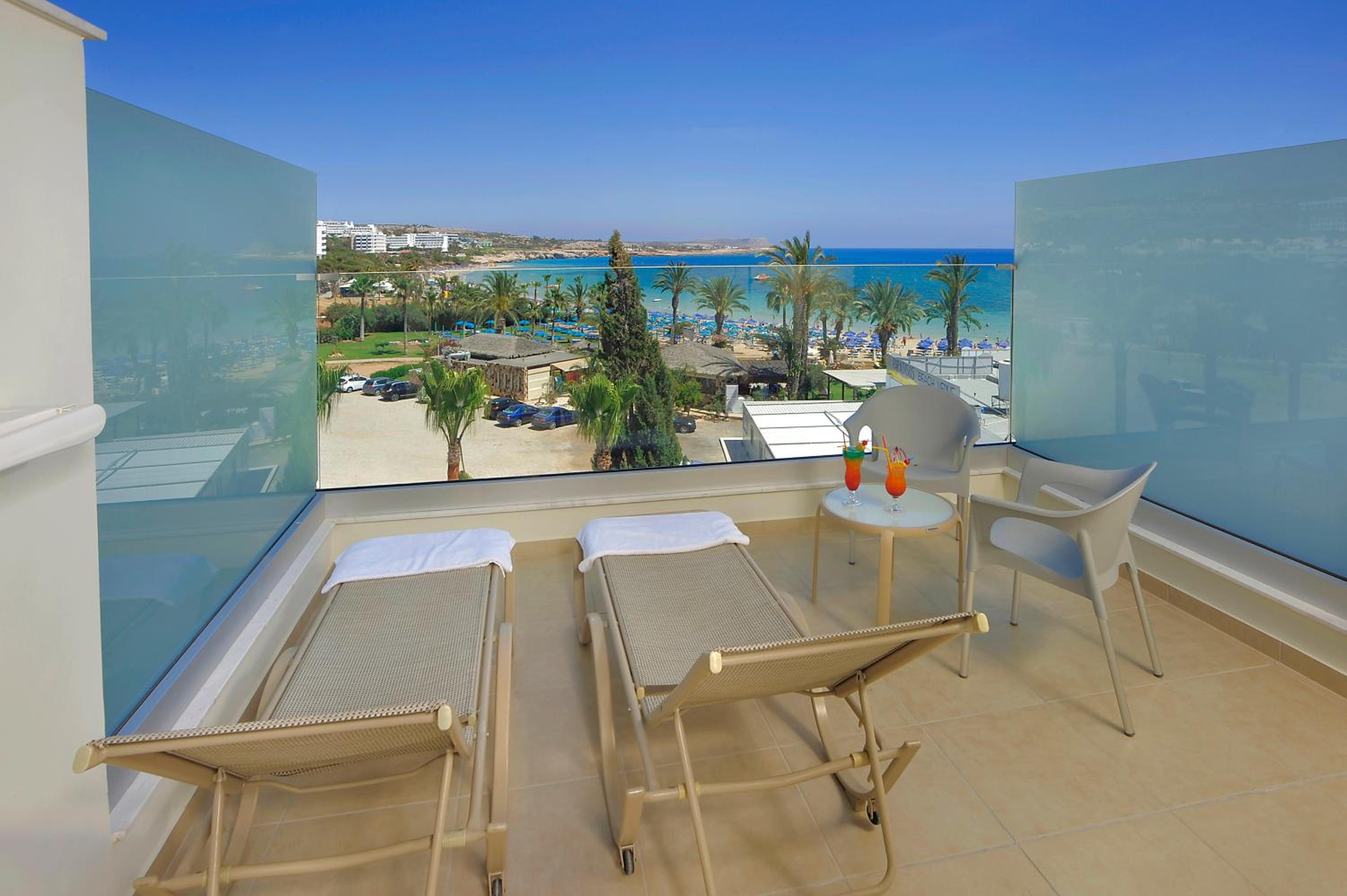 Double or Twin Room with Large Balcony & Sea View - Photo 3