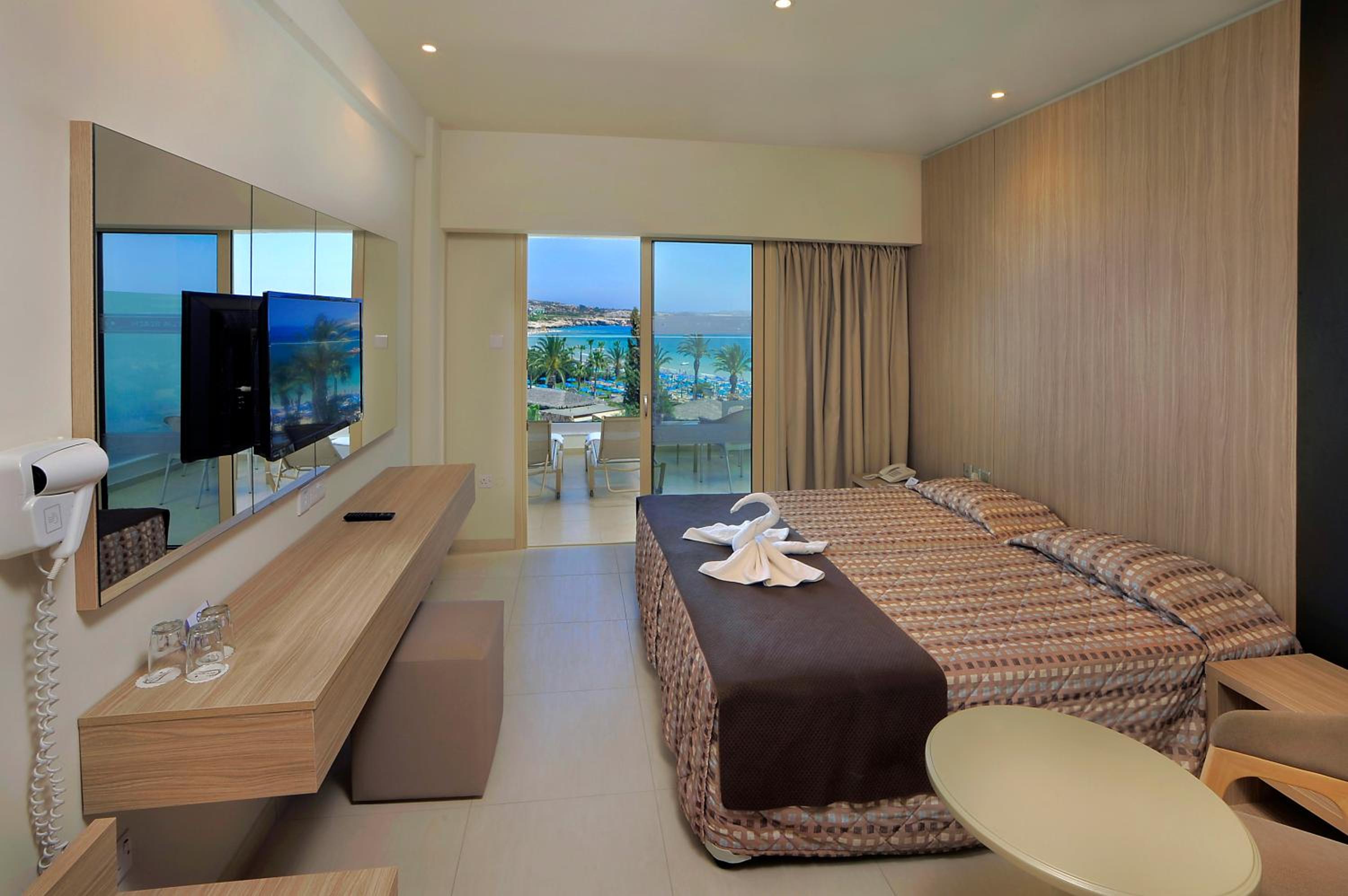 Standard Double or Twin Room with Sea View - Photo 2