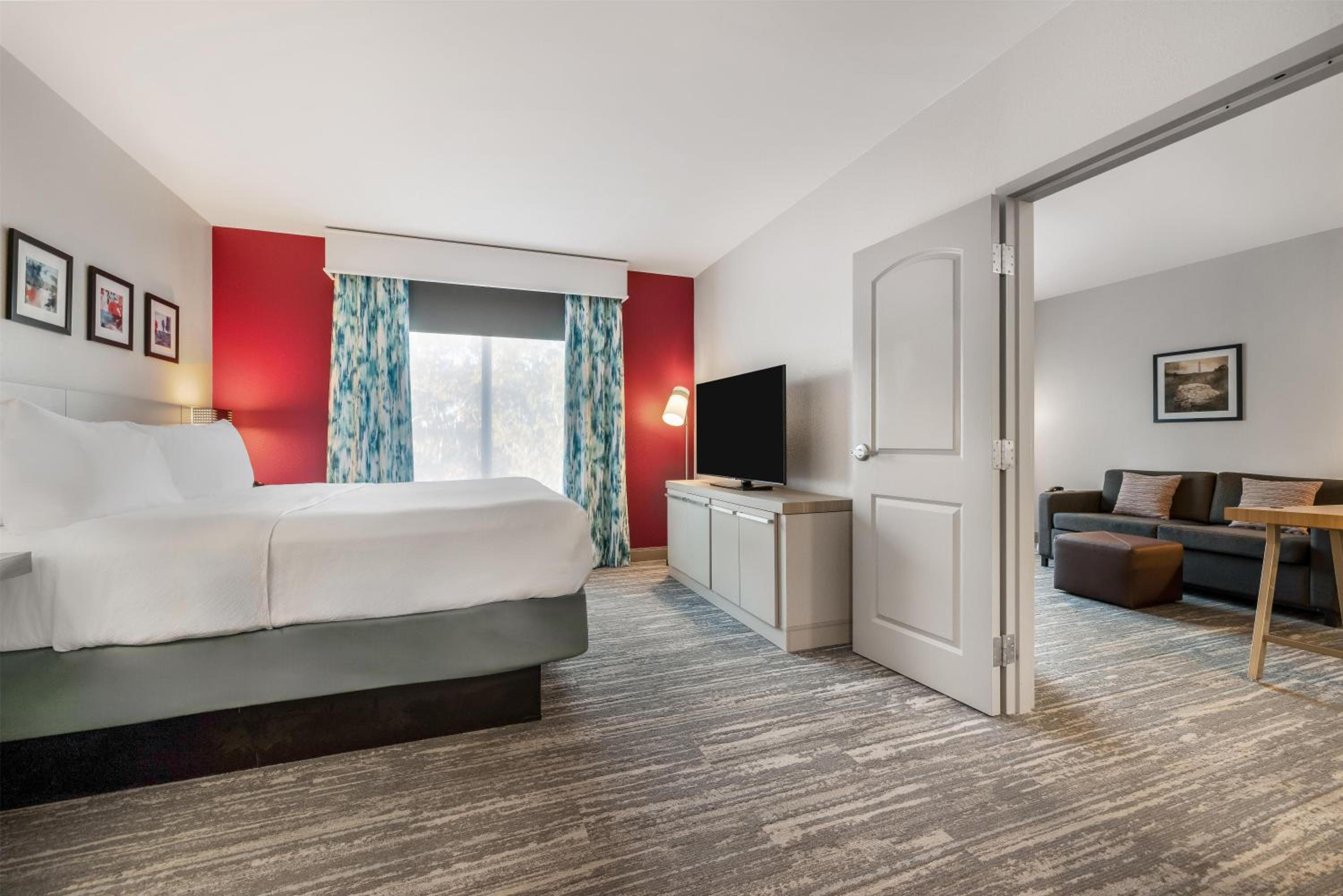 One-Bedroom King Suite with Sofa Bed - Photo 3