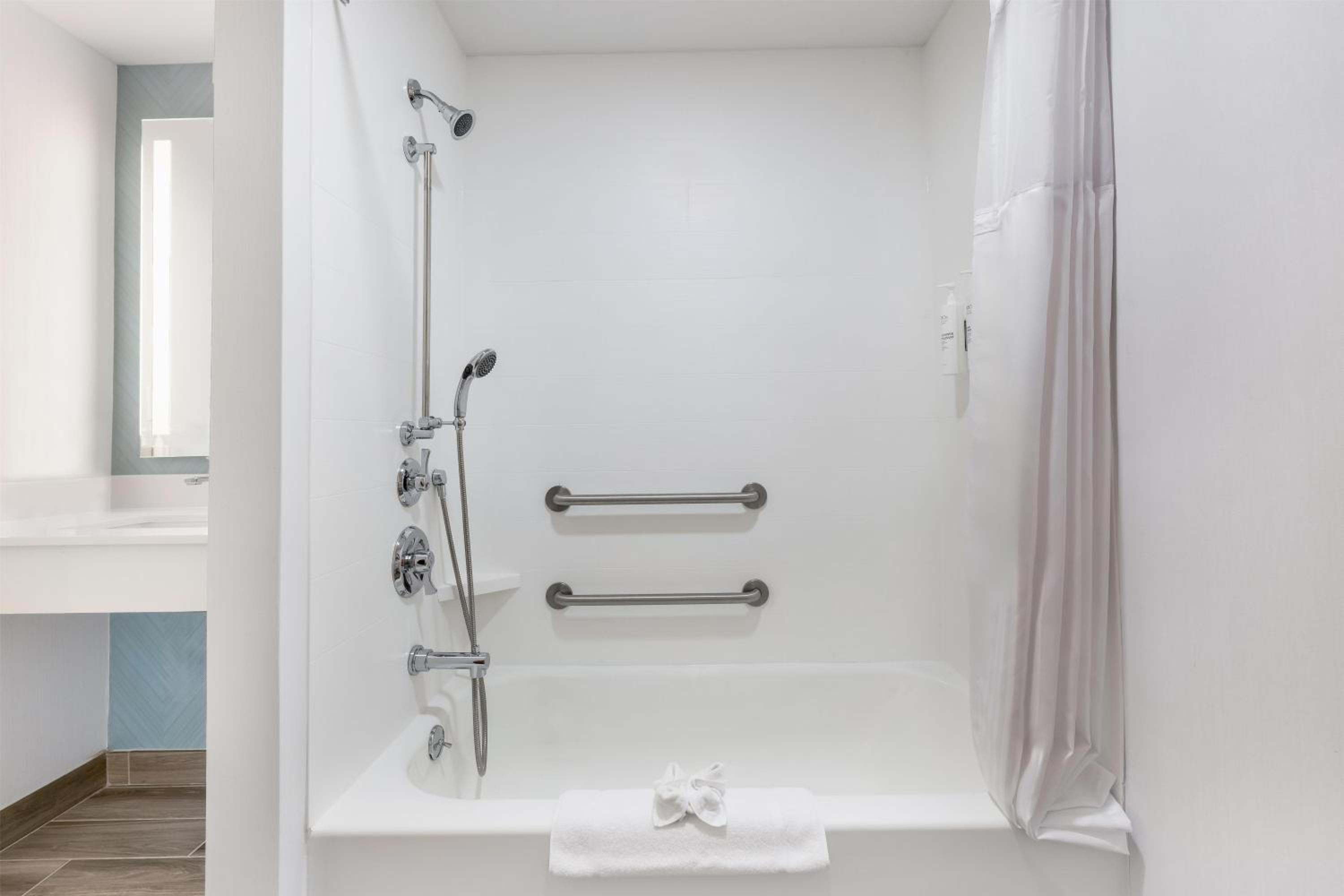 King Room with Bath Tub - Mobility Access - Photo 1