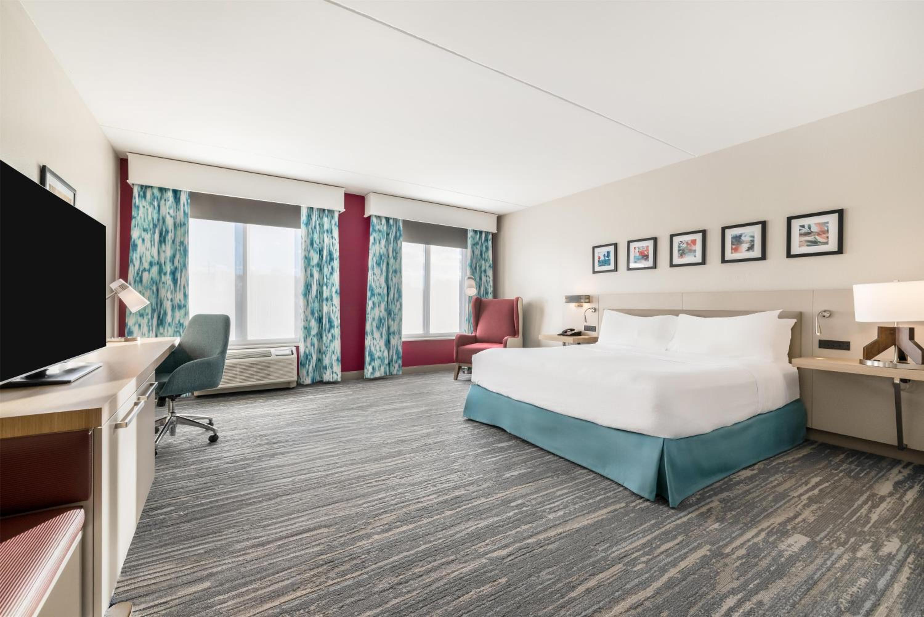 King Room with Bath Tub - Mobility Access - Photo 6