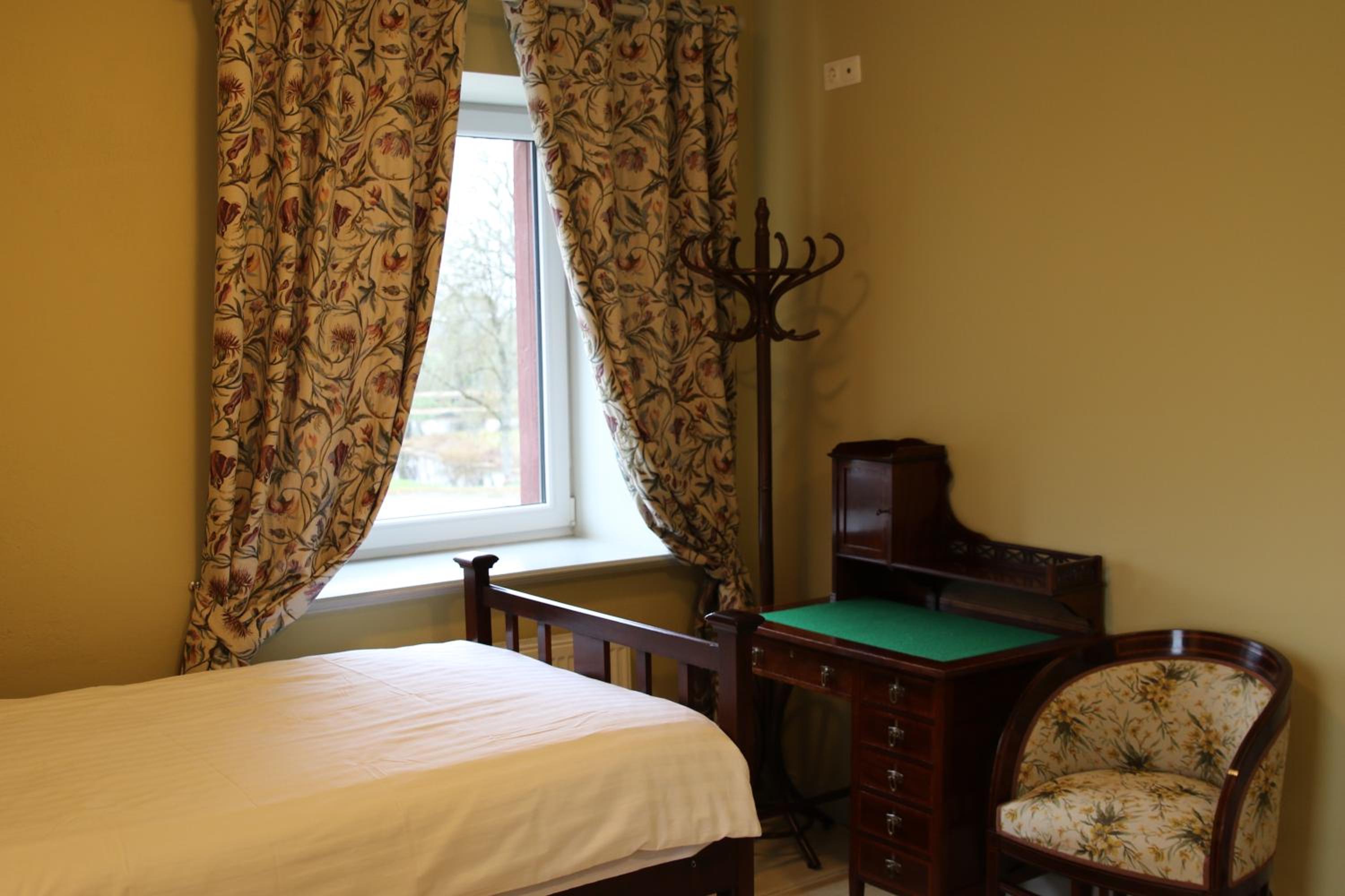 Twin Room - Photo 2