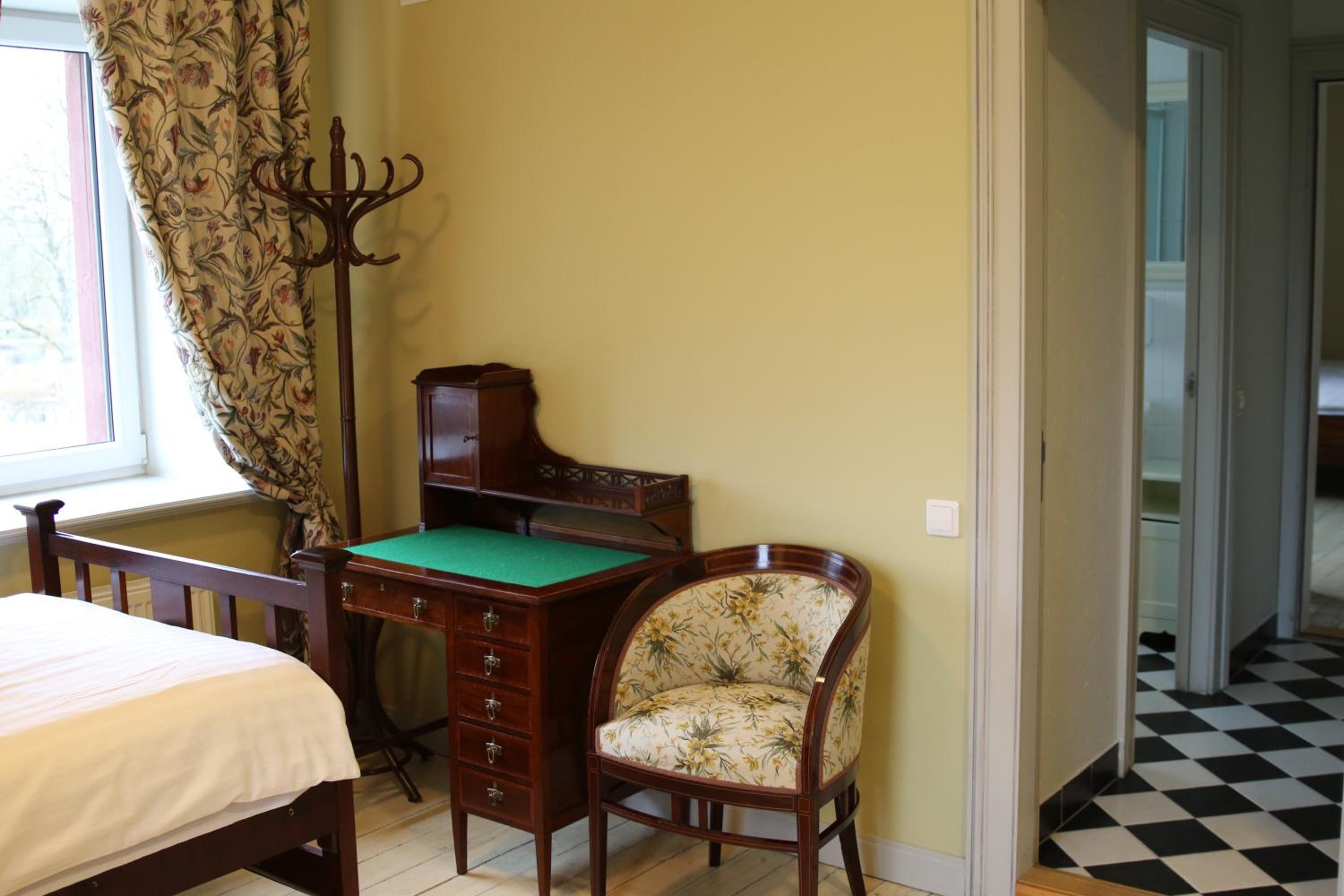Twin Room - Photo 13