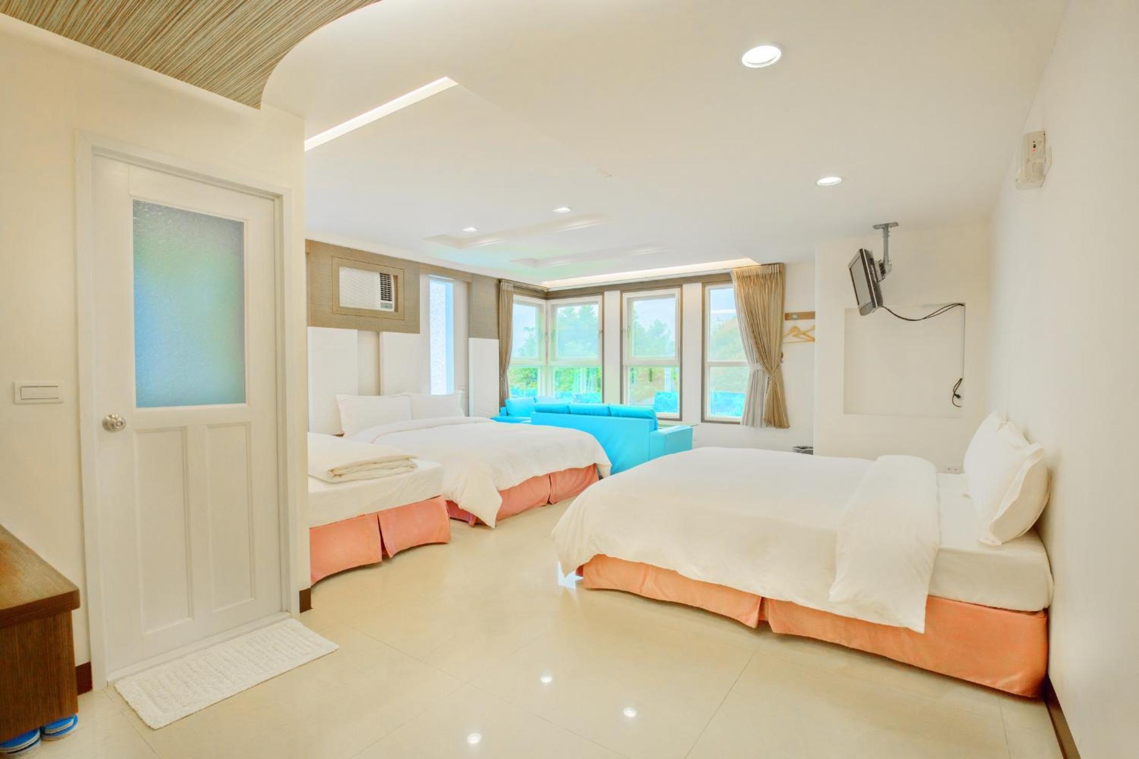 Family Room (5 Adults) photo 1