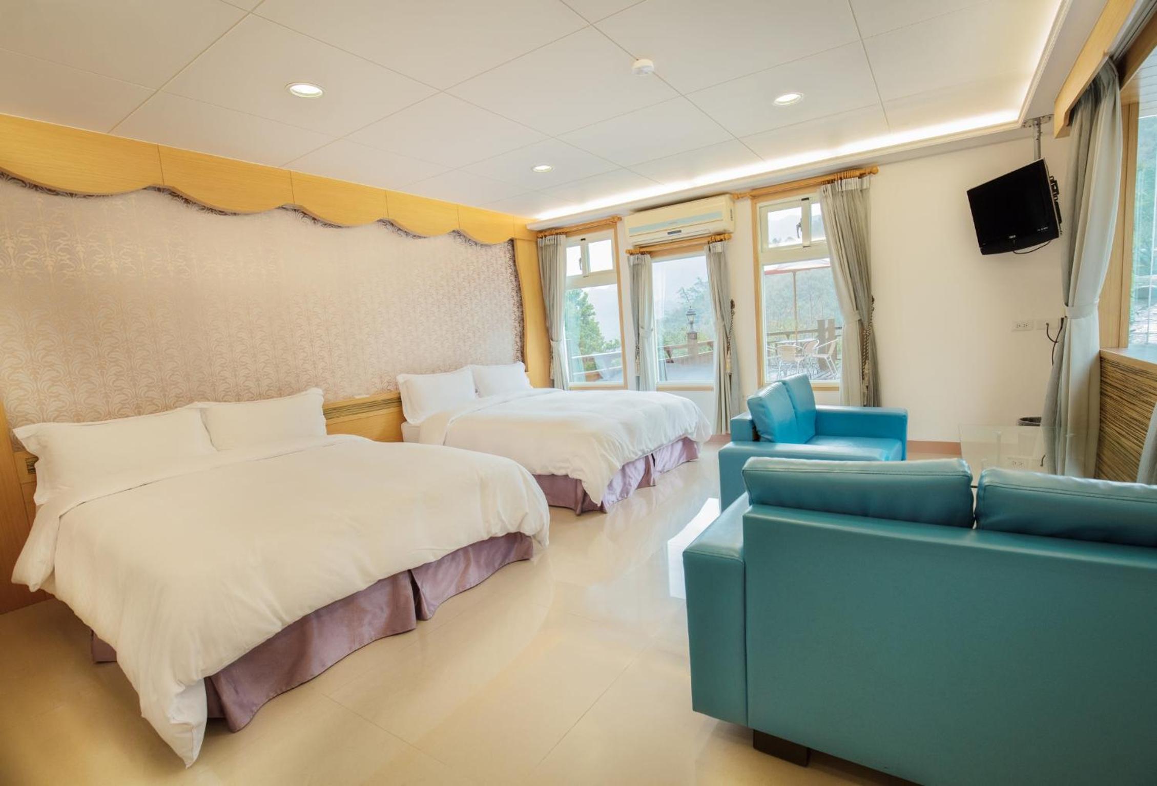 Quadruple Room with Mountain View photo 1